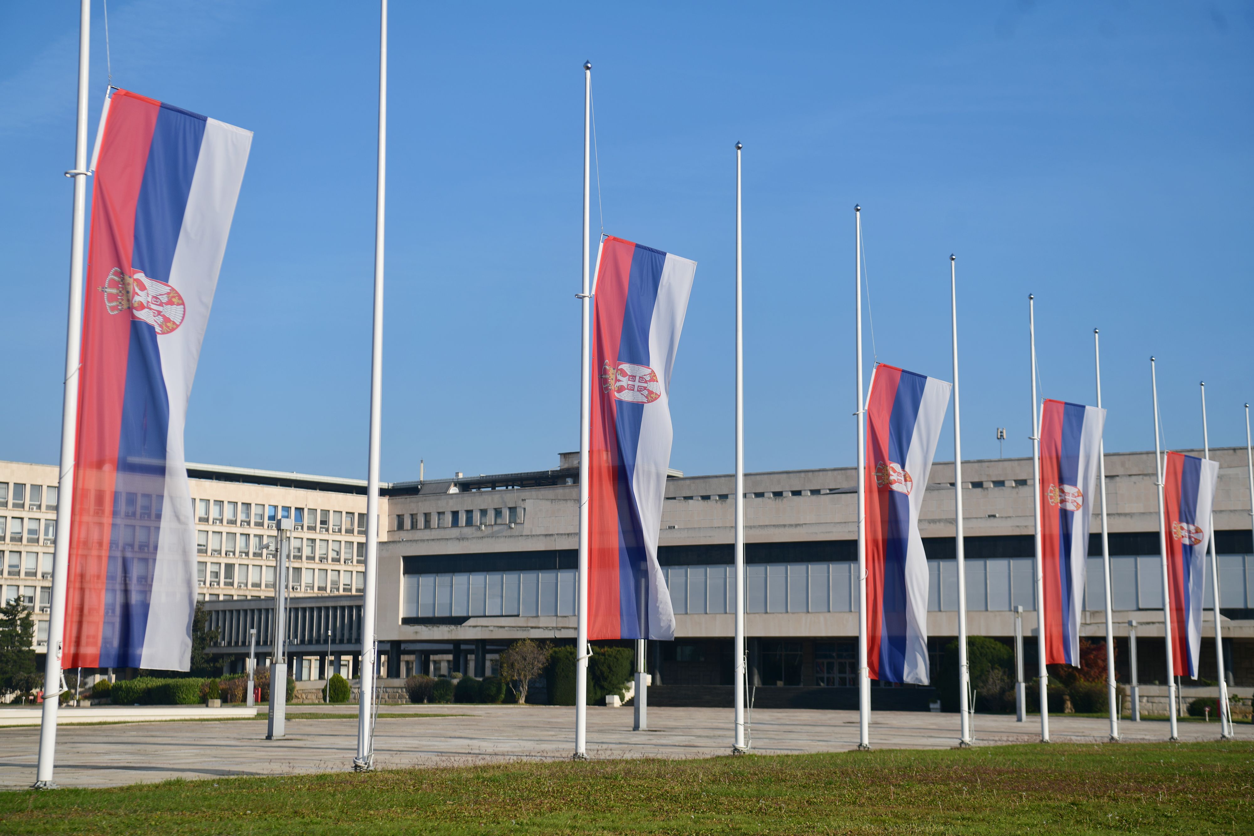 Beograd 02.11.2024. Zastave na pola koplja, Palata Srbija, SIV, Dan žalosti zbog nesreće u Novom Sadu zbog rušenja nadstrešnice na Železničkoj stanici Foto: Filip Krainčanić/Nova.rs