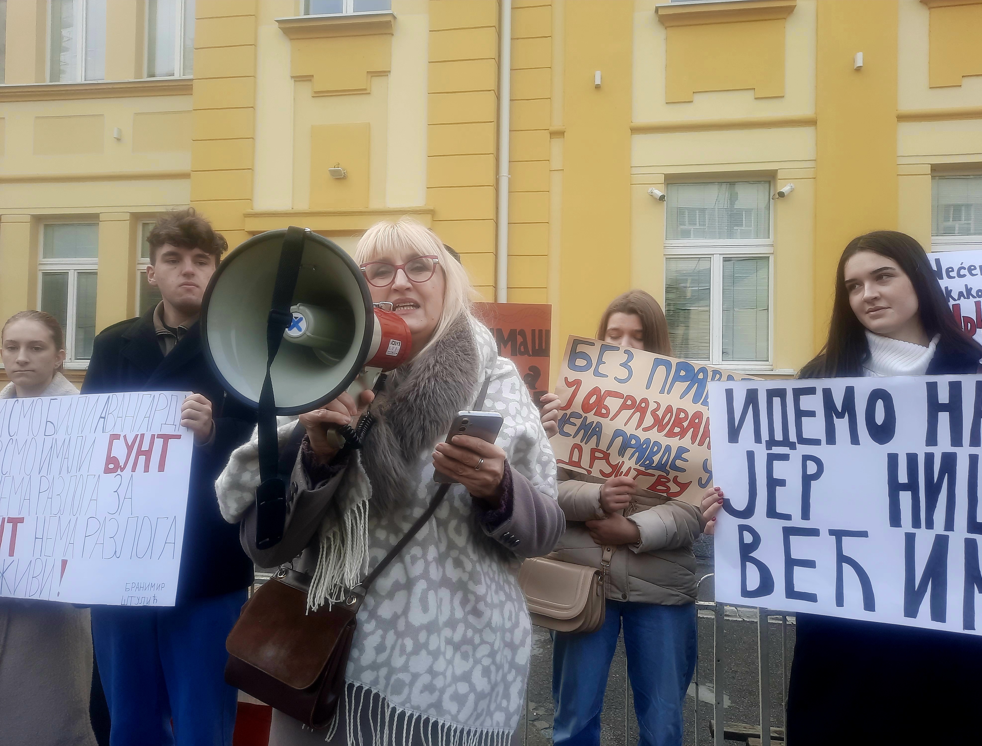 Užice, 22.01.2025. Bivši učenici OŠ ,,Dušan Jerković,, u Užici, organizovali su se i okupili danas ispred svoje škole kako bi podržali učitelje i nastavnike koji trpe najveći pritisak u ovom gradu. Protets, đaci, djaci, studenti, roditelji