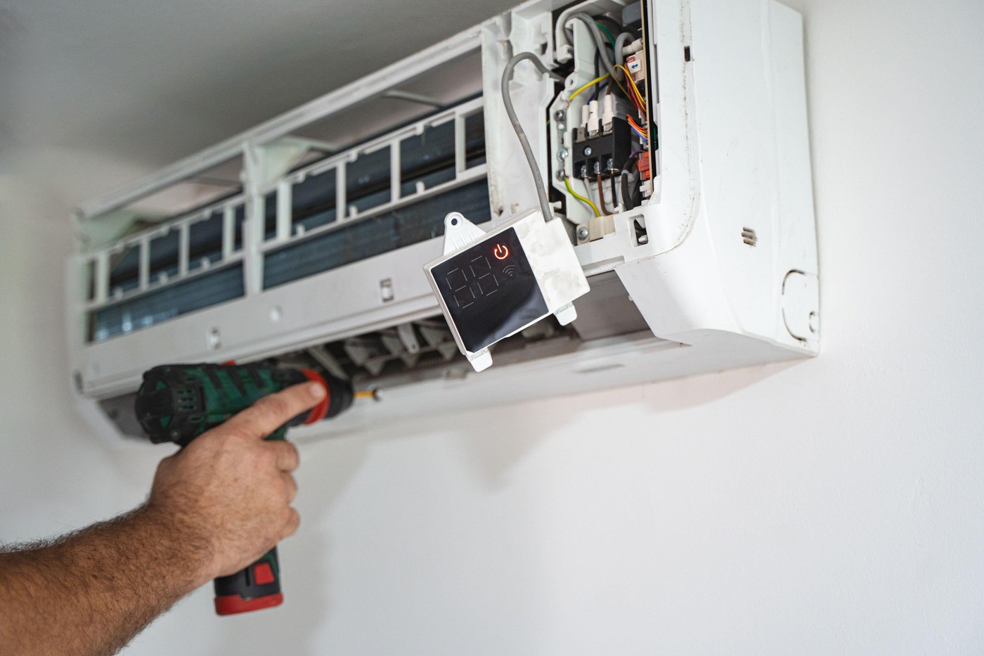 Service and maintenance of air conditioners.,Image: 969988101, License: Royalty-free, Restrictions: , Model Release: yes, Credit line: Jelena Cvetkovic / Alamy / Profimedia