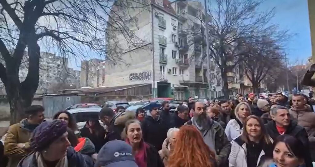 Policija je došla na skup podrške roditeljima u Osnovnoj školi "Ivo Lola Ribar" u Novom Sadu, a roditelji nisu želeli da ona uđe u školu.