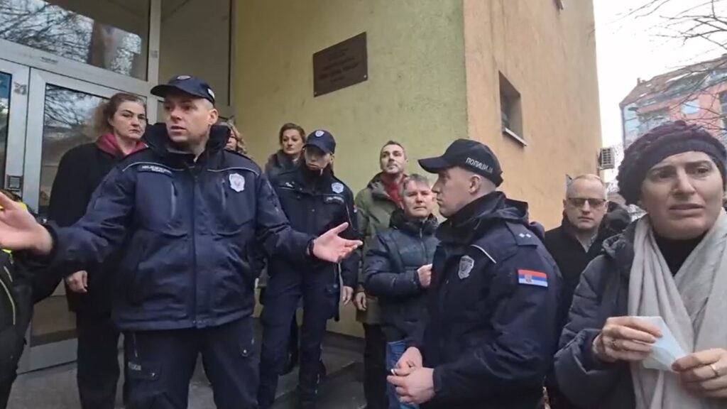 Policija je došla na skup podrške roditeljima u Osnovnoj školi "Ivo Lola Ribar" u Novom Sadu, a roditelji nisu želeli da ona uđe u školu.