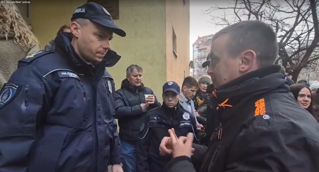 Policija je došla na skup podrške roditeljima u Osnovnoj školi "Ivo Lola Ribar" u Novom Sadu, a roditelji nisu želeli da ona uđe u školu.