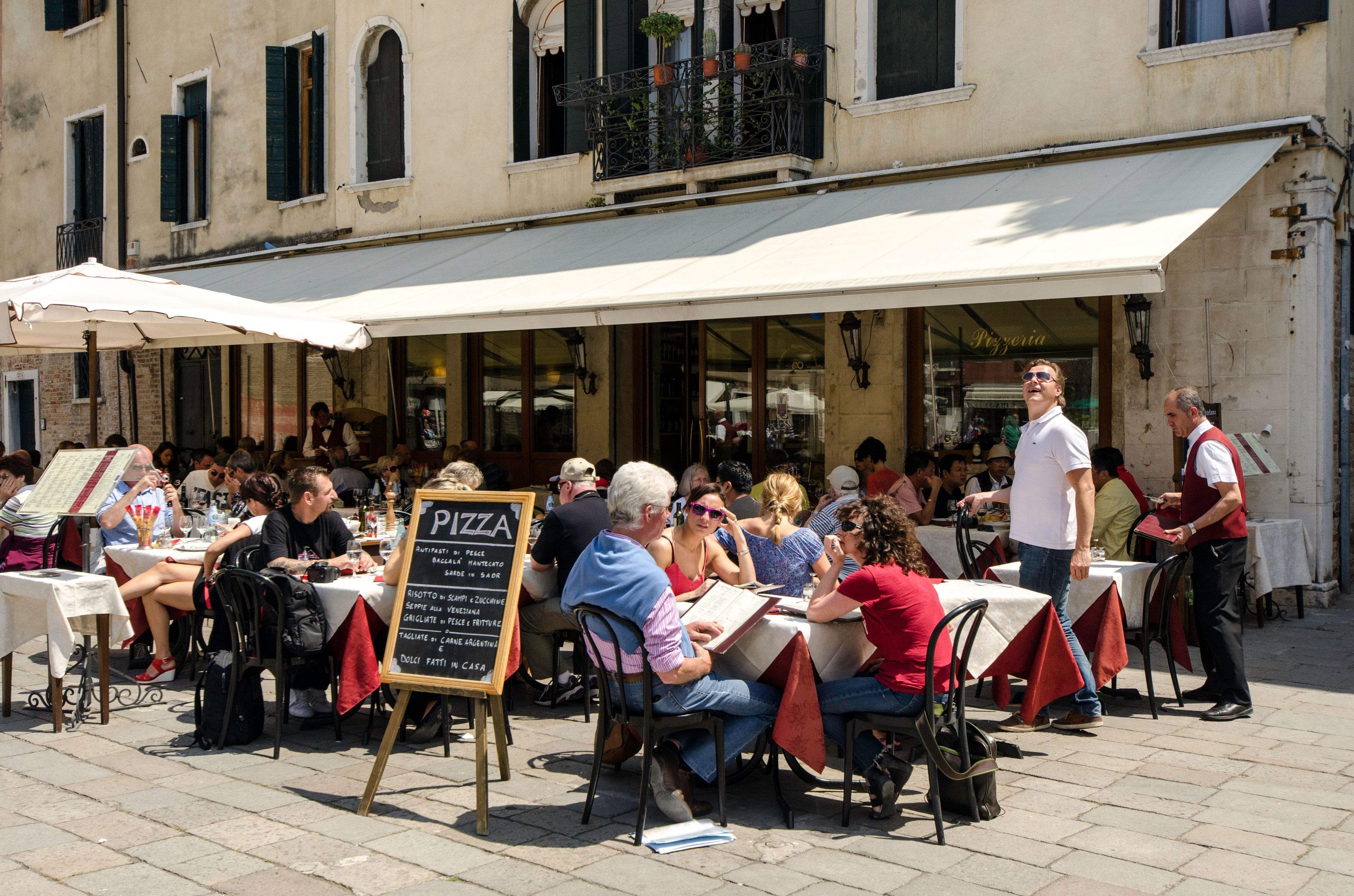 People enjoying the sunshine outdoor in a bar restaurant Venice (Venezia) Veneto Italy Europe,Image: 57008404, License: Rights-managed, Restrictions: , Model Release: no, Credit line: Renato Granieri / Alamy / Profimedia
