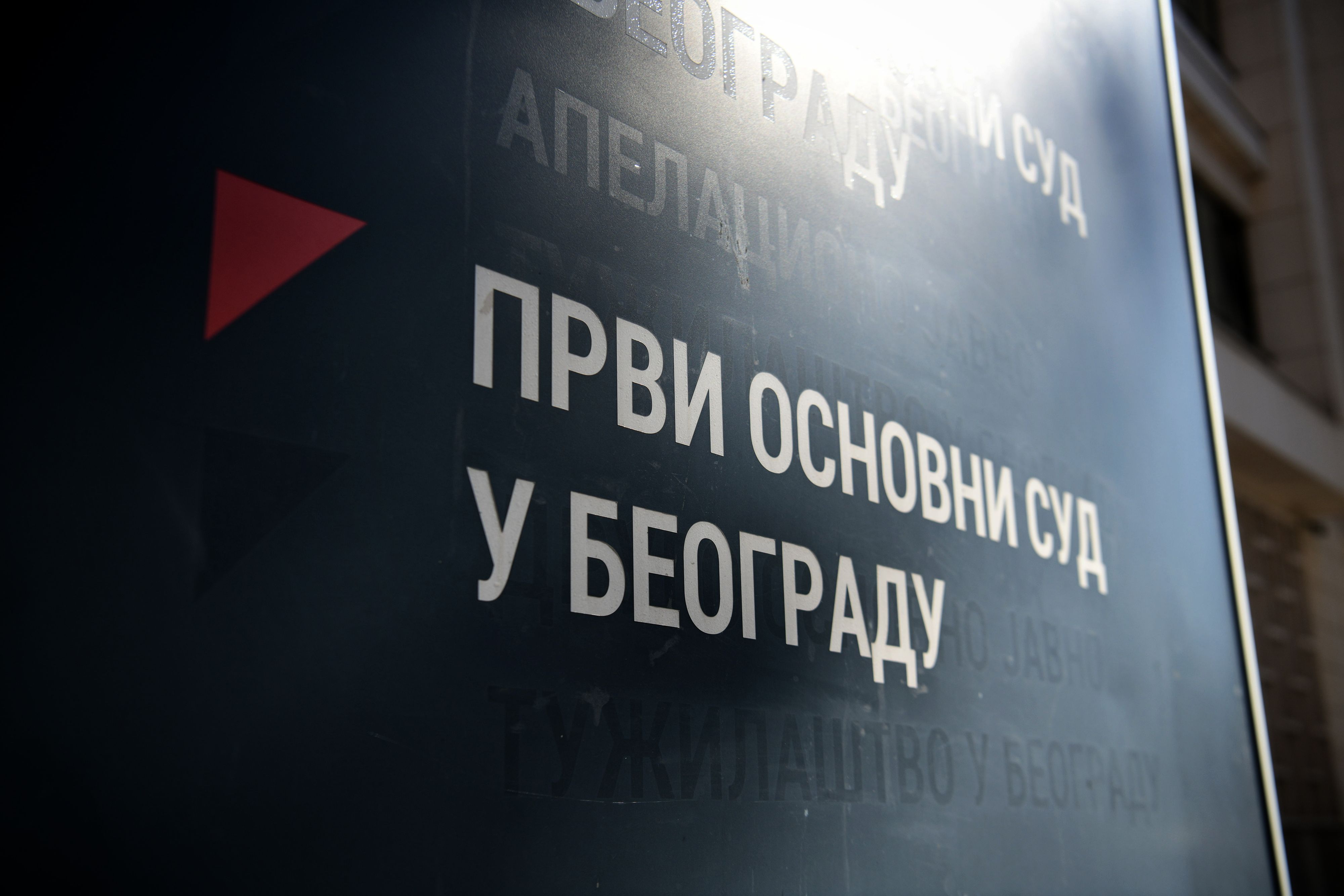 Beograd 18.10.2024. Katanićeva, sud, Prvi  osnovni sud, zgrada, ilustracija, pokrivalica, fičer. Doalzak glumca Dragana Bjelogrlića u Prvi osnovni sud u Katanićevoj, na suđenje sa rediteljem Predragom Gagom Antonijevićem Foto: Filip Krainčanić/Nova.rs