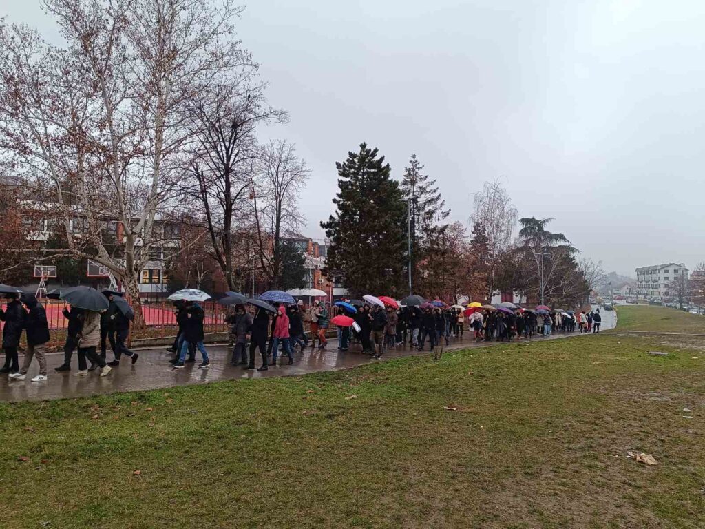 Roditelji učenika i bivši učenici OŠ Pavle Savić i Despot Stefan Lazarević iz Mirijeva su se jutros u osam časova okupili ispred ovih škola.