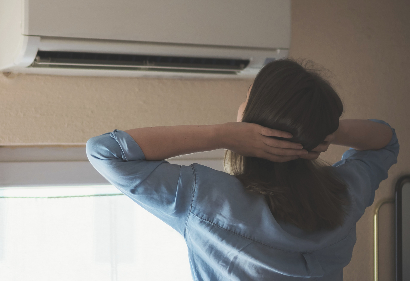 Women dying from the heat standing in front of the air conditioner,Image: 1014753902, License: Royalty-free, Restrictions: , Model Release: yes, Credit line: DMITRI MARUTA / imageBROKER / Profimedia