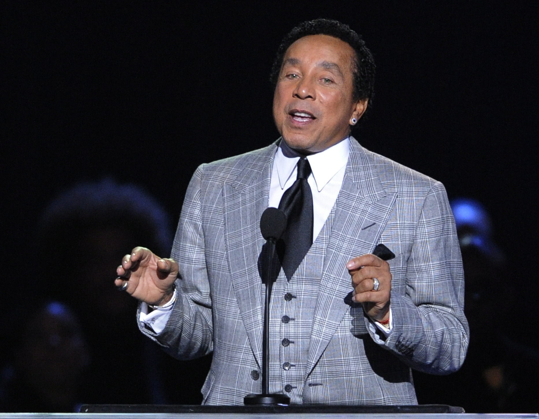 epa01787058 US singer Smokey Robinson speaks during the memorial service for Michael Jackson at the Staples Center in Los Angeles, California, USA, 07 July 2009.  EPA/MARK J. TERRILL / POOL
