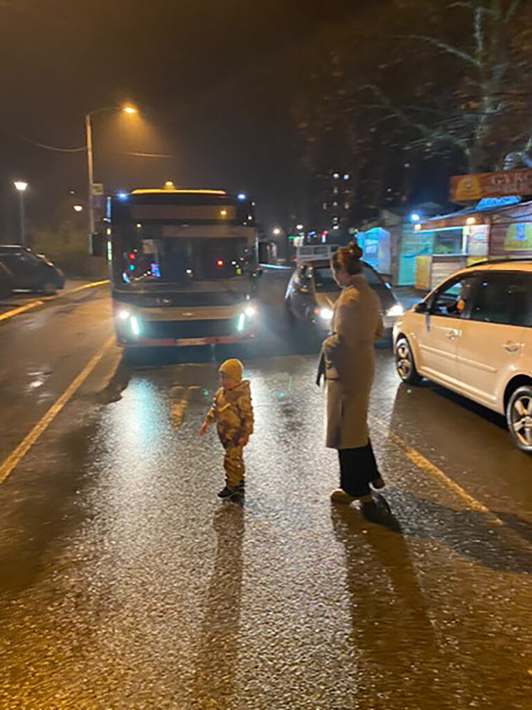 Mama sa detetom stala u prvi red blokade: Ova slika je simbol hrabrosti
Ovo je sa protesta kod Meka na Vidikovcu