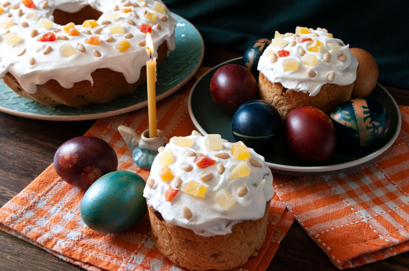 Orthodox Easter bread the kulich, russian food, religion, painted eggs, candle, orange towel. home made bakery.,Image: 514637636, License: Royalty-free, Restrictions: , Model Release: no, Credit line: Nina Belova / Alamy / Profimedia