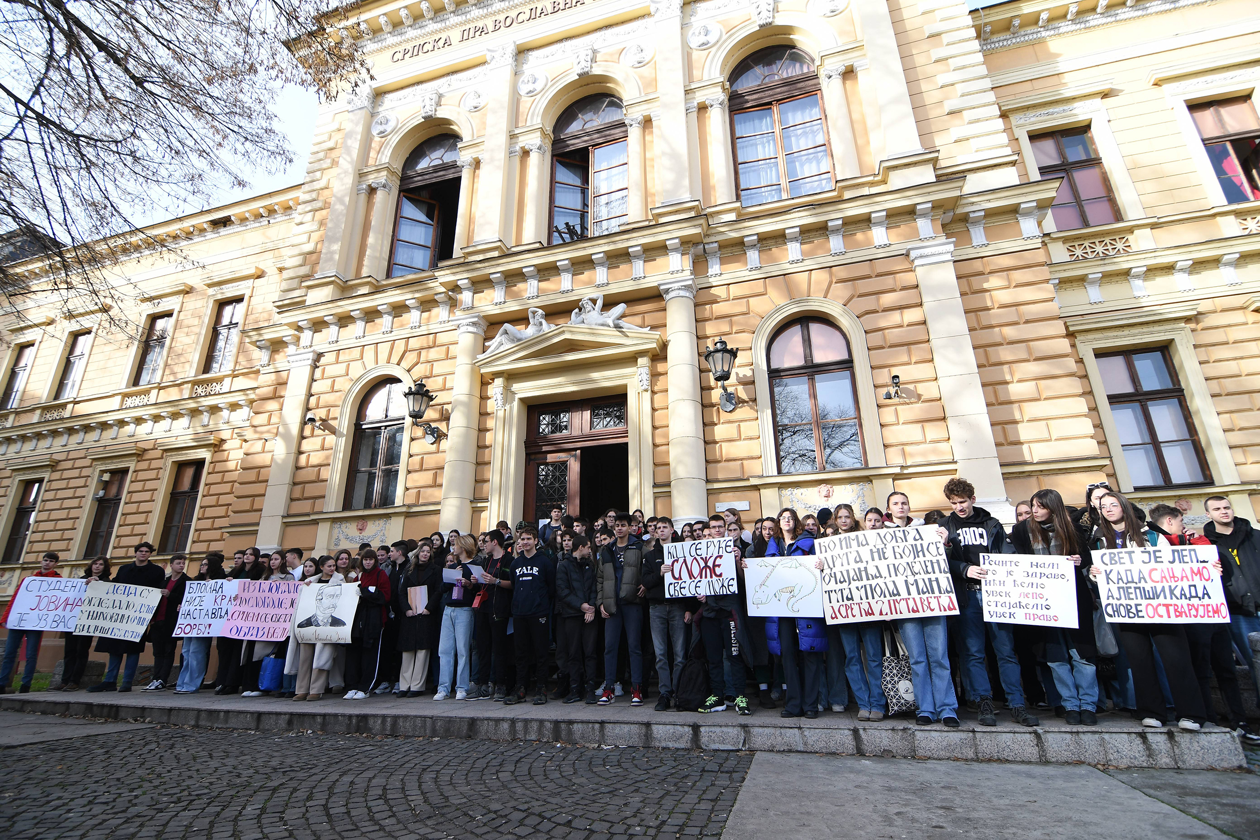 ZAVRSENA BLOKADA GIMNAZIJE JOVAN JOVANOVIC ZMAJ U NOVOM SADU