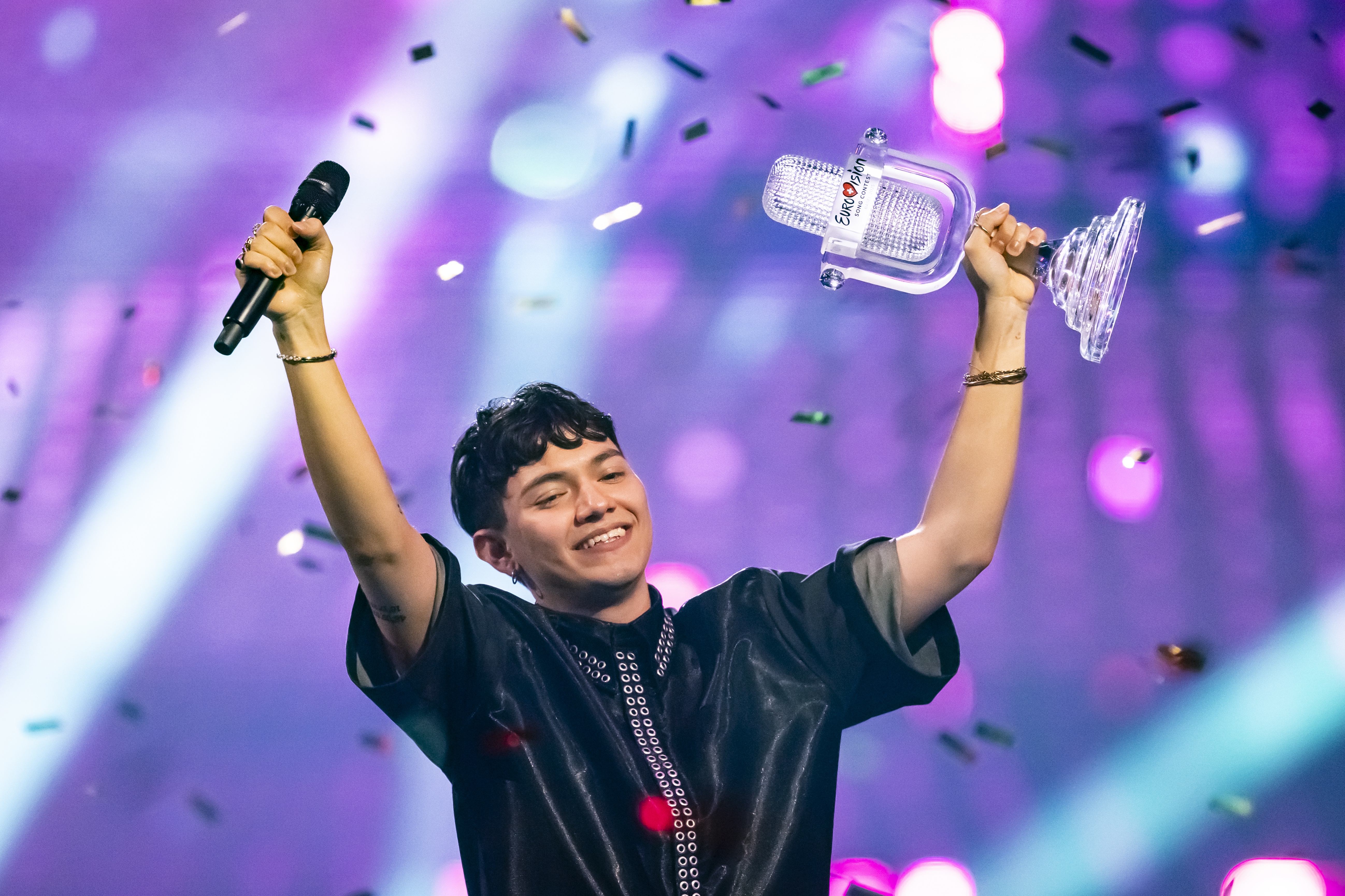 epa12111321 Austria's JJ celebrates with the trophy of the winner of the 69th Eurovision Song Contest in Basel, Switzerland, 17 May 2025.  EPA-EFE/GEORGIOS KEFALAS