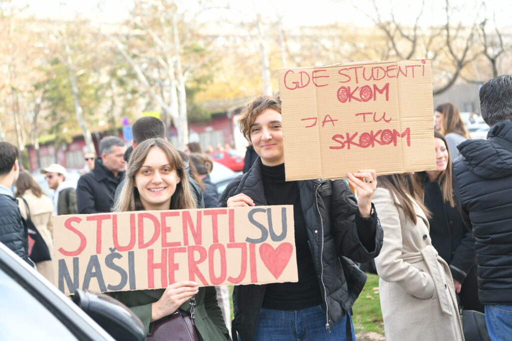 Beograd 30.01.2025. Okupljanje studenata ispred Fakulteta dra‚mskih umetnosti pred polazak na put u Novi Sad. Fakultet dramskih umetnosti, FDU, studenti, peške do Novog Sada, studentski protest Foto: Amir Hamzagić/Nova.rs