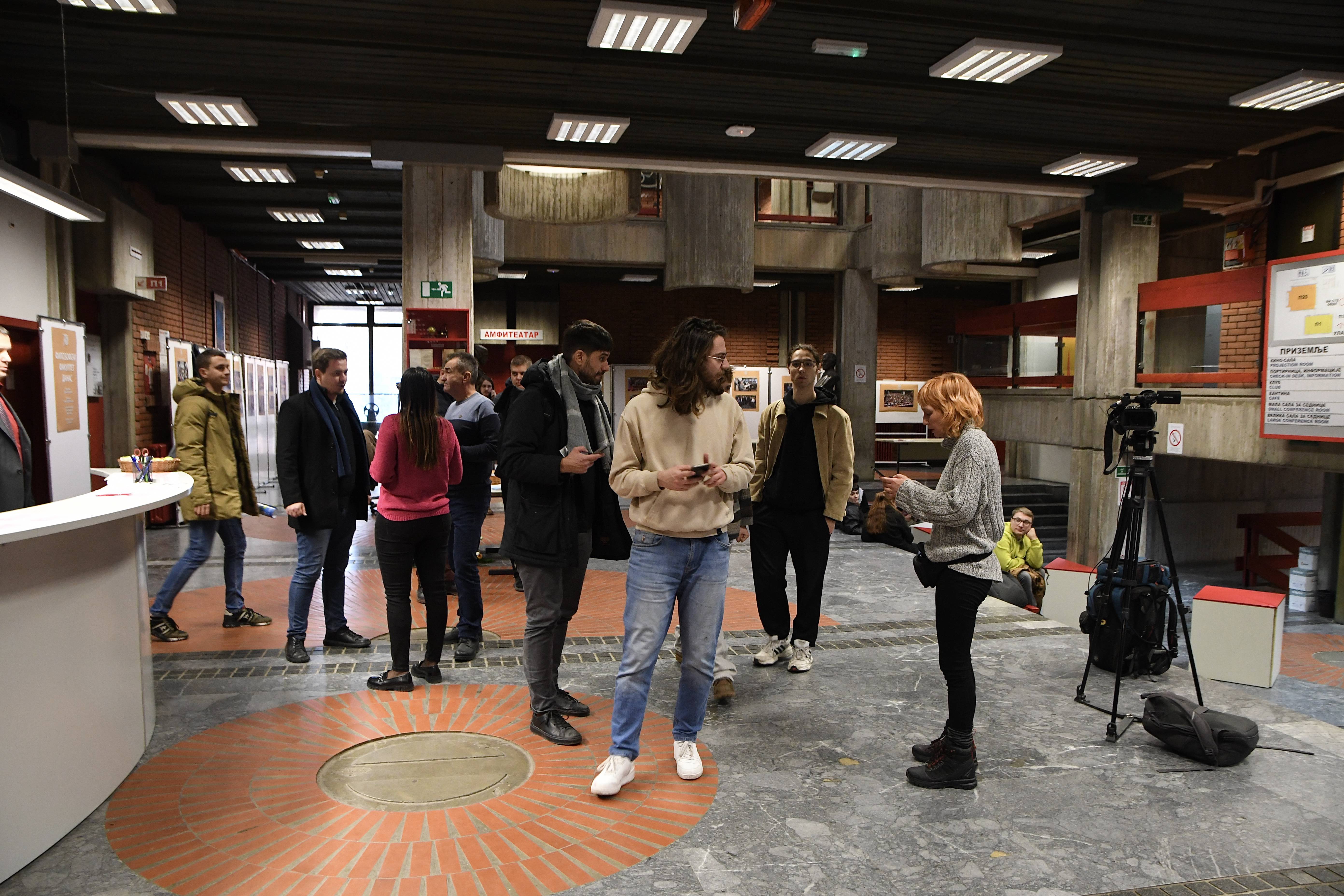 STUDENTI BLOKIRALI FILOZOFSKI FAKULTET U NOVOM SADU