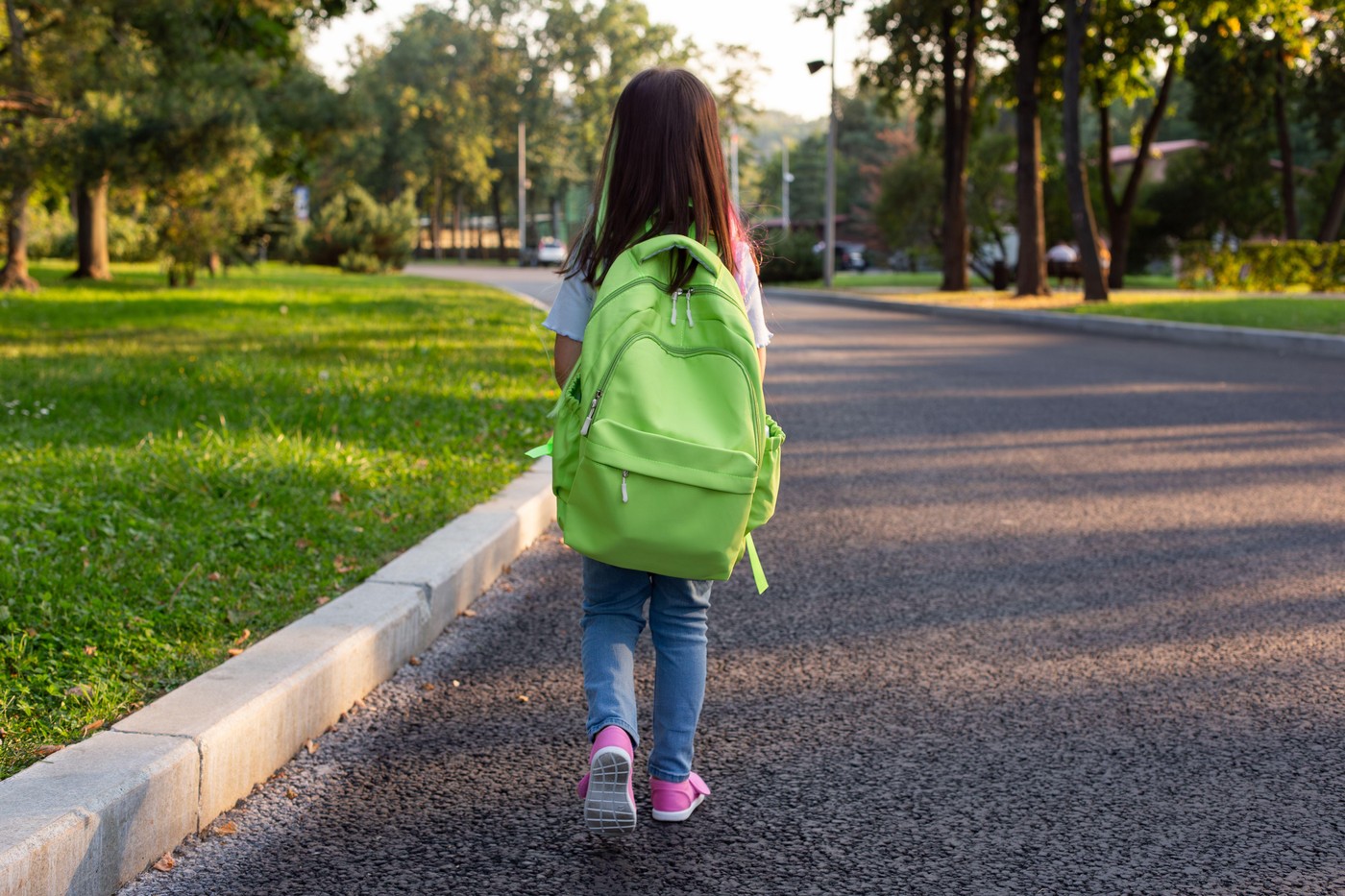 Child walking to school with backpack on a sunny day.Rear view.,Image: 988211248, License: Royalty-free, Restrictions: , Model Release: no, Credit line: Natasha Zakharova / Alamy / Profimedia