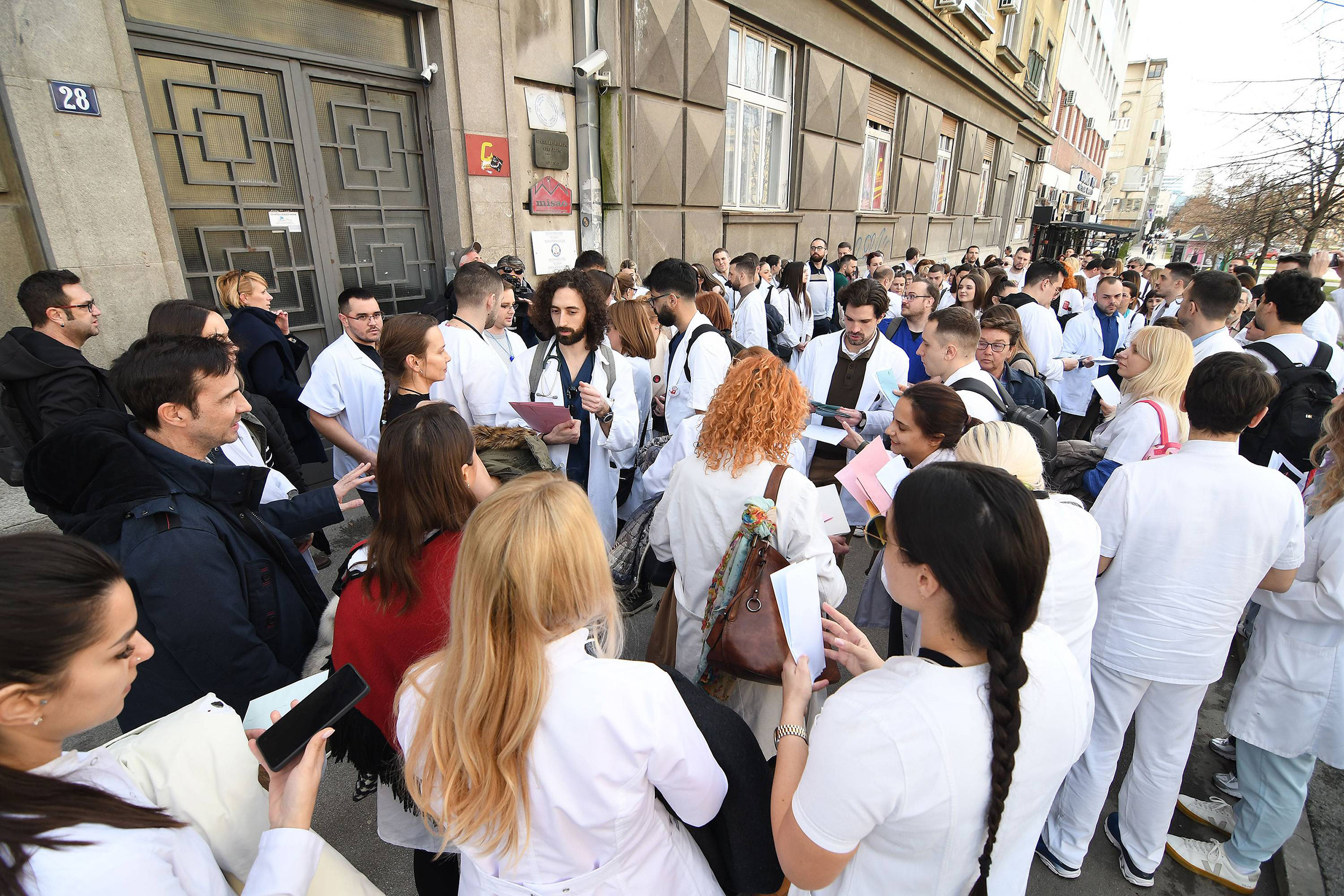LEKARI I STUDENTI PREDALI ZAHTEVE LEKARSKOJ KOMORI VOJVODINE