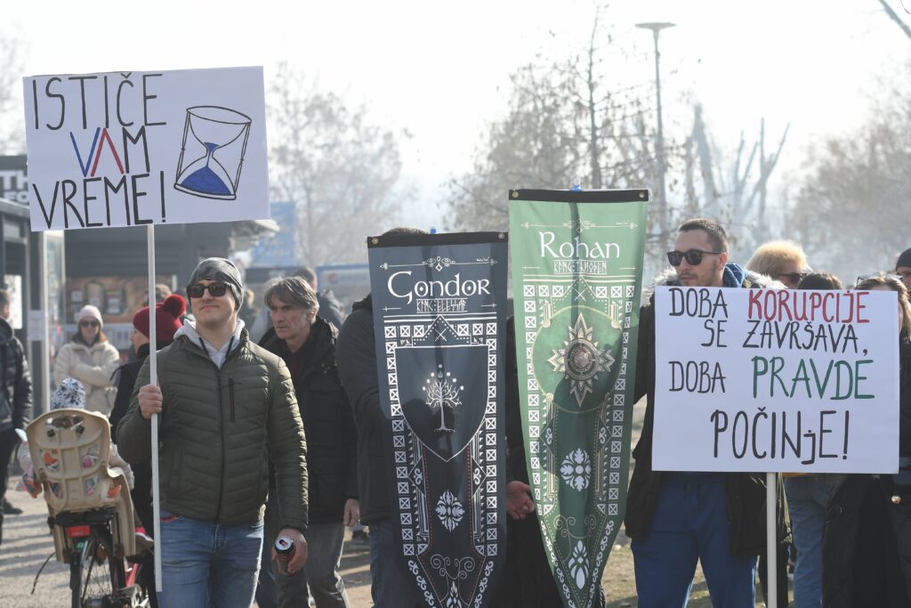 Novi Sad, 02.02.2024. - Studenti u Novom Sadu uz dorucak i caj, sastavljaju blokadu mosta Slobode.(BETAPHOTO/DRAGAN GOJIC)