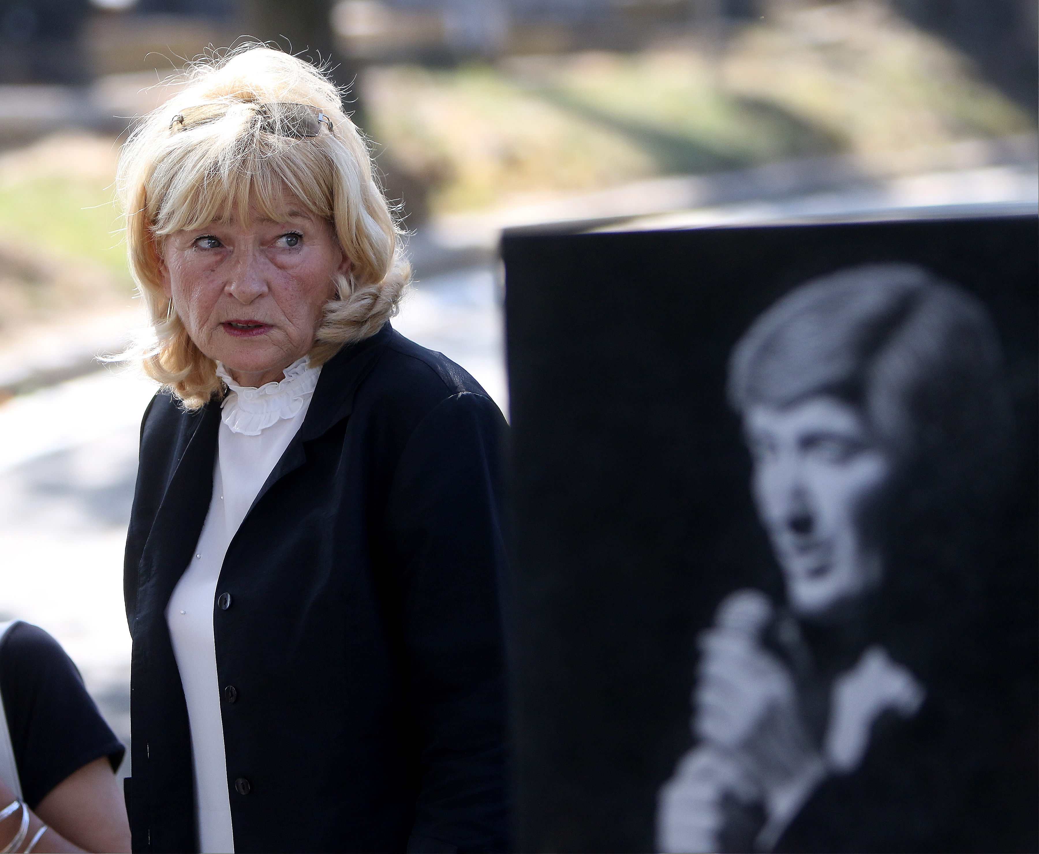 28 years since the death of legendary bohemian and folk music singer Tome Zdravkovic at the Central Cemetery.Na Centralnom groblju obelezeno 28 godina od smrti legendarnog boema i pevaca narodne muzike Tome Zdravkovica.