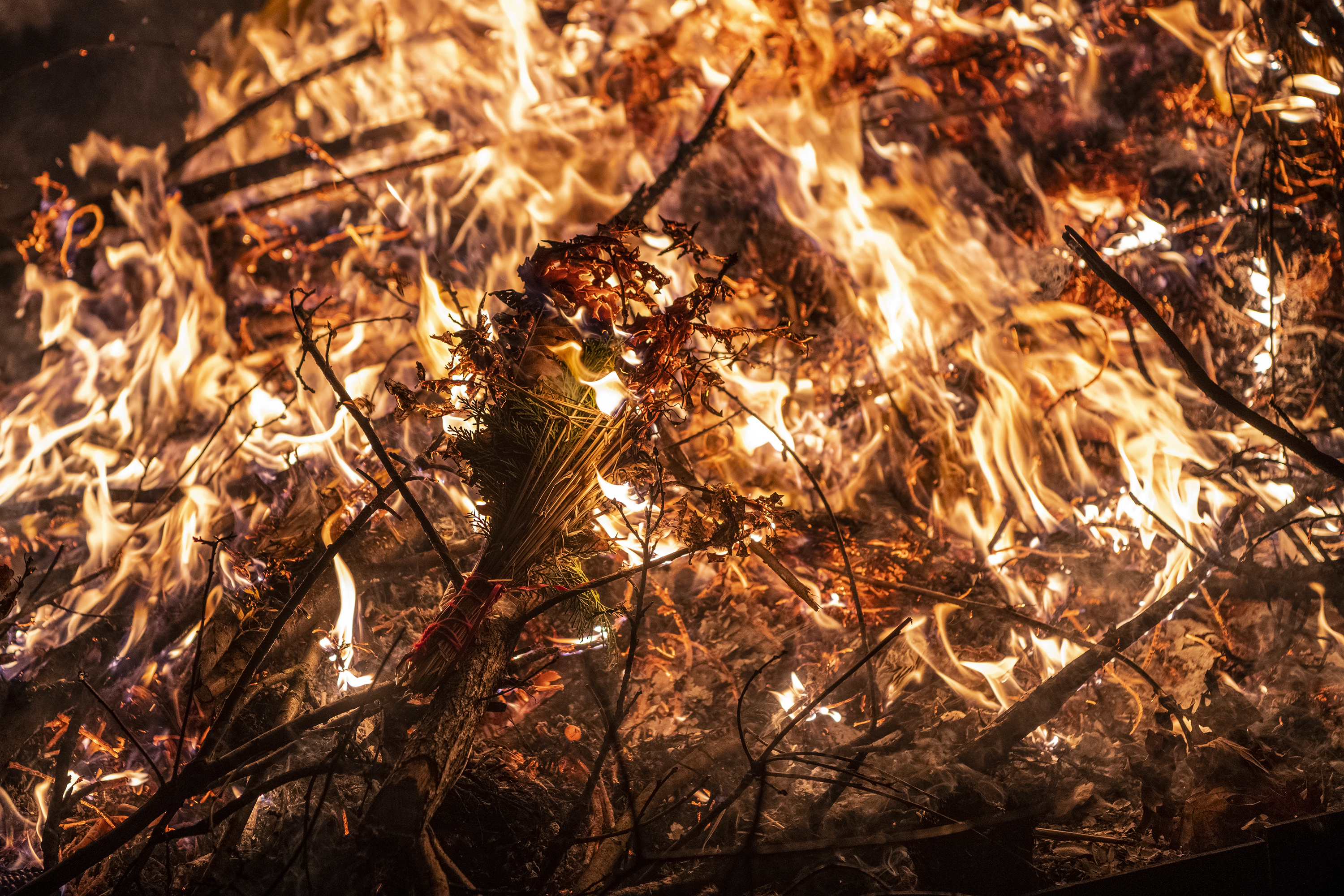 Beograd 06.01.2022. Badnje veče, Novi Beograd, crkva, badnjak, vatra. Paljenje badnjaka ispred crkve na Novom Beogradu Foto: Goran Srdanov/Nova.rs
