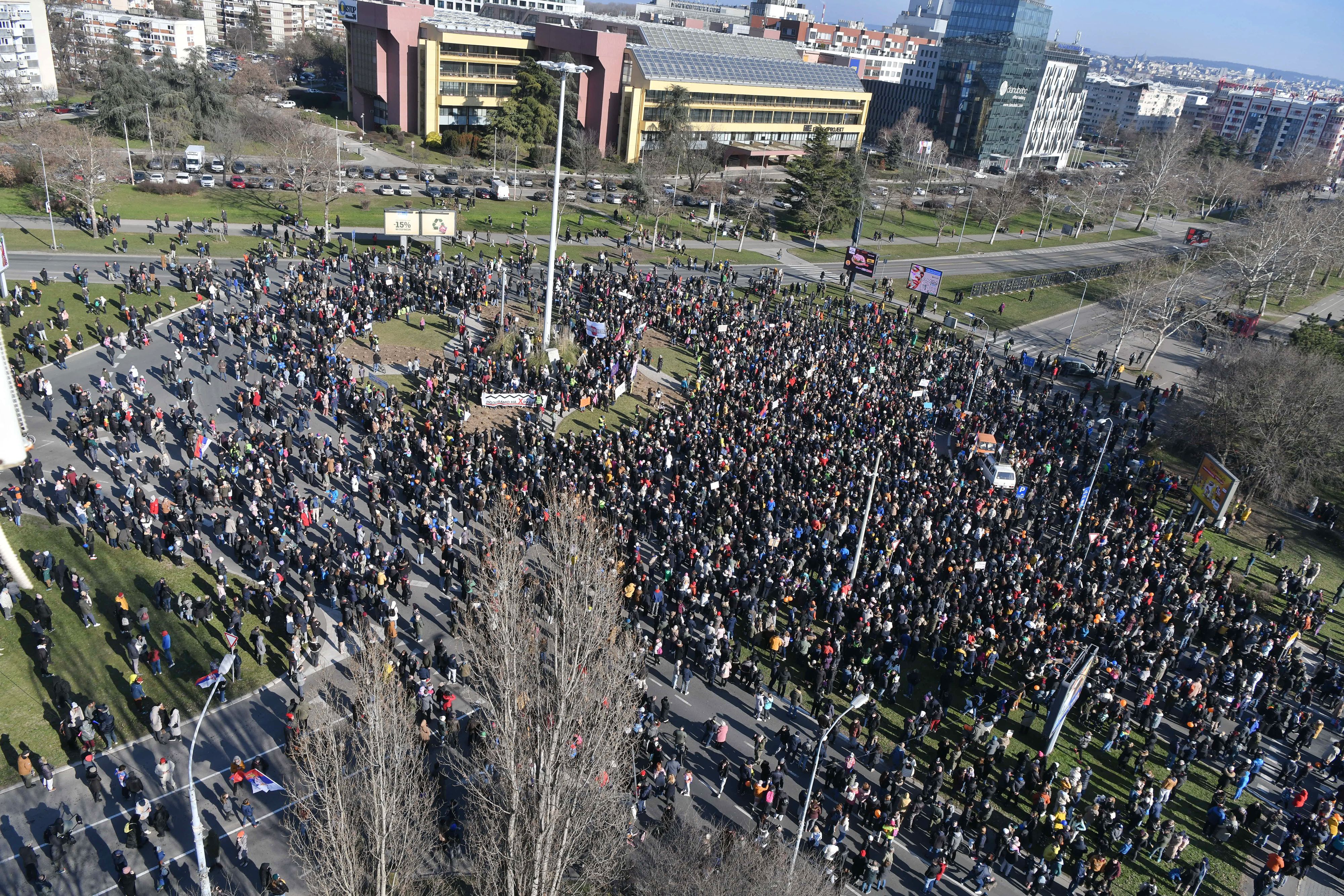 Beograd, 08.02.2024. Novi Beograd šeta za prosvetu, okupljanje kod novobeogradskih škola i šetnja do Opštine Novi Beograd, protest, roditelji i đaci, Opština NBGD, Kružni tok Foto: Goran Srdanov/Nova.rs