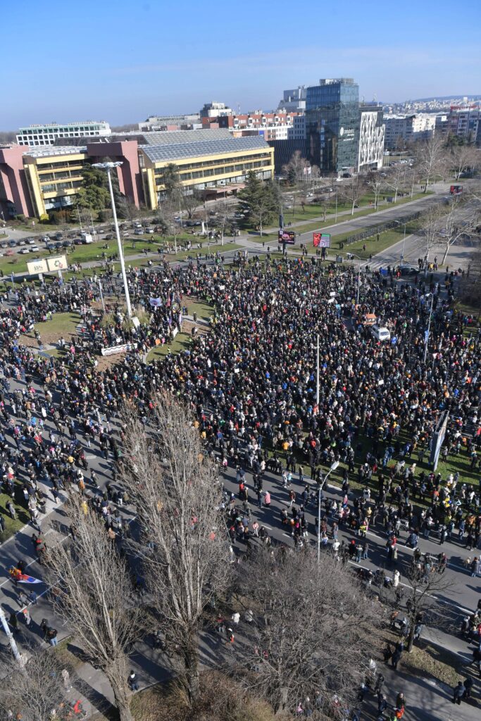 Beograd, 08.02.2024. Novi Beograd šeta za prosvetu, okupljanje kod novobeogradskih škola i šetnja do Opštine Novi Beograd, protest, roditelji i đaci, Opština NBGD, Kružni tok Foto: Goran Srdanov/Nova.rs