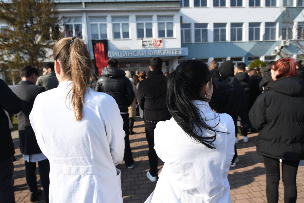 Novi Sad, 6.02.2025. - Studenti Medicinskog fakulteta u Novom sadu organizovali su akciju podrske Srpskom lekarskom drustvu i lekarima koji zele da se pridruze studentskim zahtevima, danas ispred Medicinskog fakulteta. (BETAPHOTO/DRAGAN GOJIC)