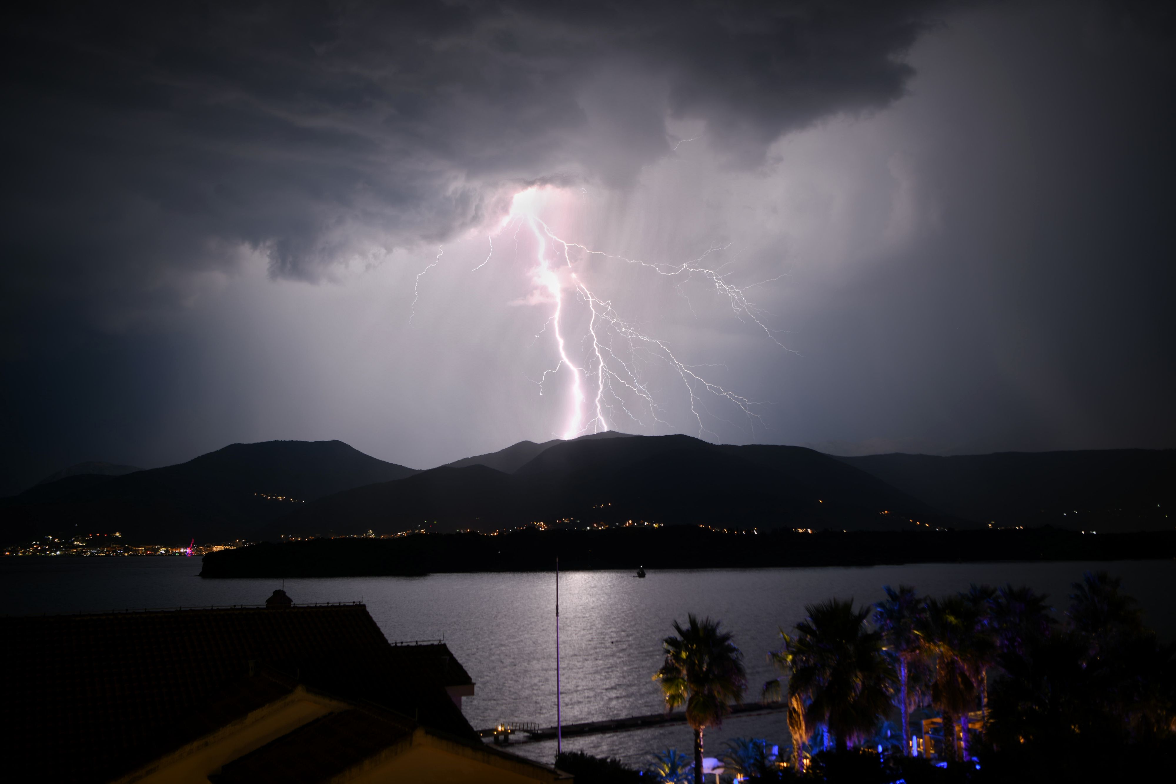 Tivat, 28.08.2023. Munje, sprema se oluja, nevreme, Tivatski zaliv, Crna Gora, more Foto: Filip Krainčanić/Nova.rs
