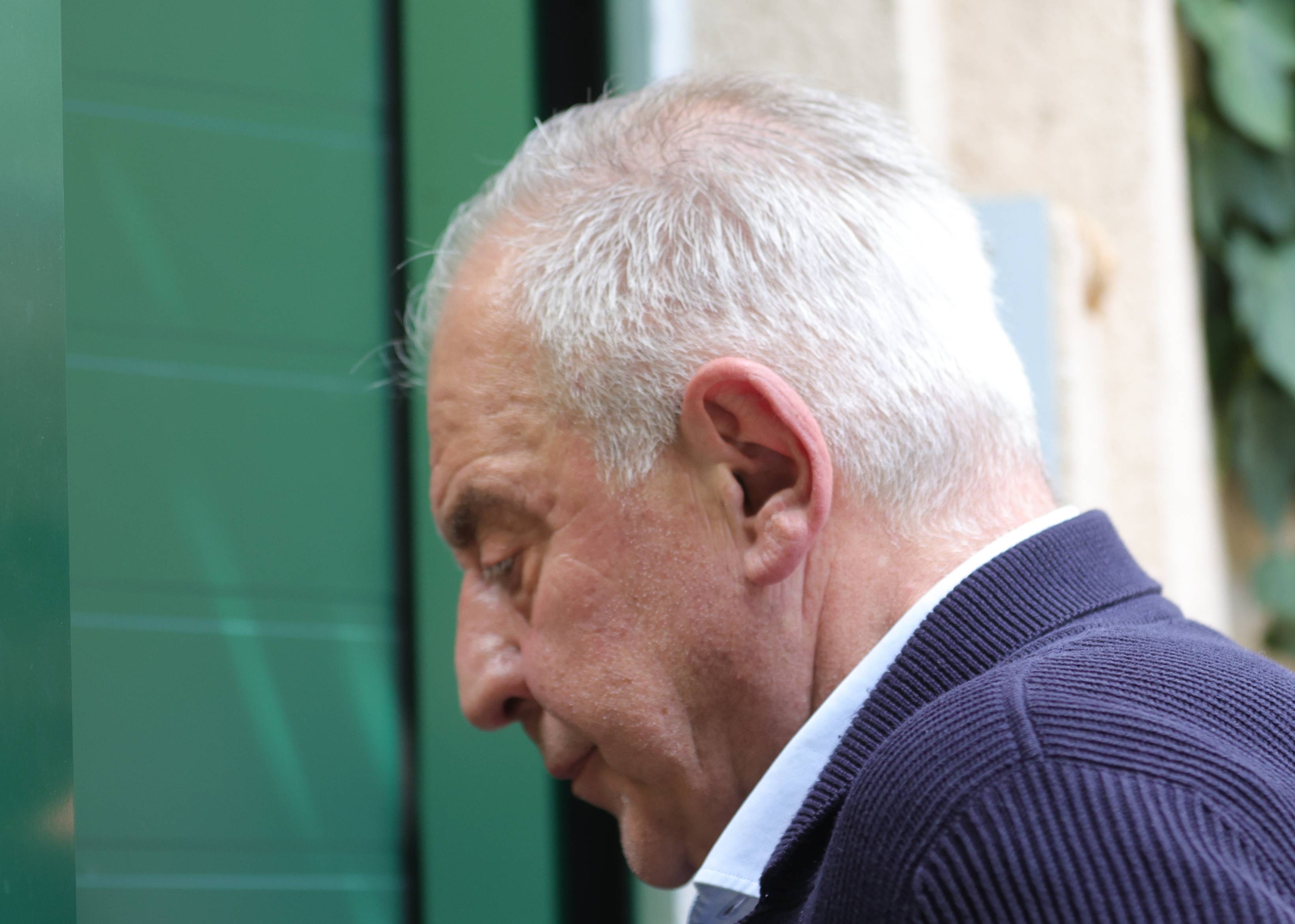 Zagreb.4.8.2025. - Bivsi premijer Hrvatske Ivo Sanader izasao je danas na uslovnu slobodu iz zatvora u Lipovici. Na fotografiji Ivo Sanader ispred kuce u Kozarcevoj ulici. (BETAPHOTO/HINA/Tomislav Pavlek)
