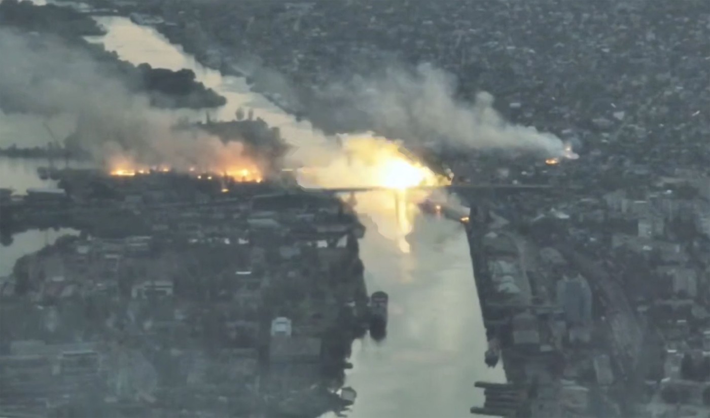 Russia bombs Kherson bridge