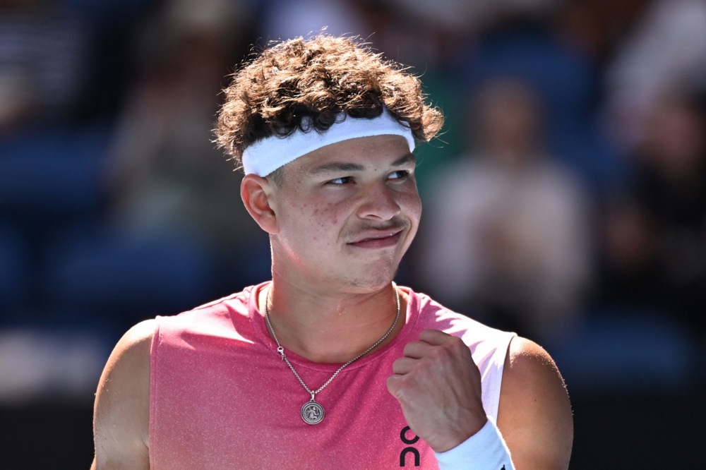 epa11843677 Ben Shelton of USA reacts during a quarterfinal match of the Australian Open against Lorenzo Sonego of Italy at Melbourne Park in Melbourne, Australia, 22 January 2025.  EPA-EFE/JAMES ROSS AUSTRALIA AND NEW ZEALAND OUT