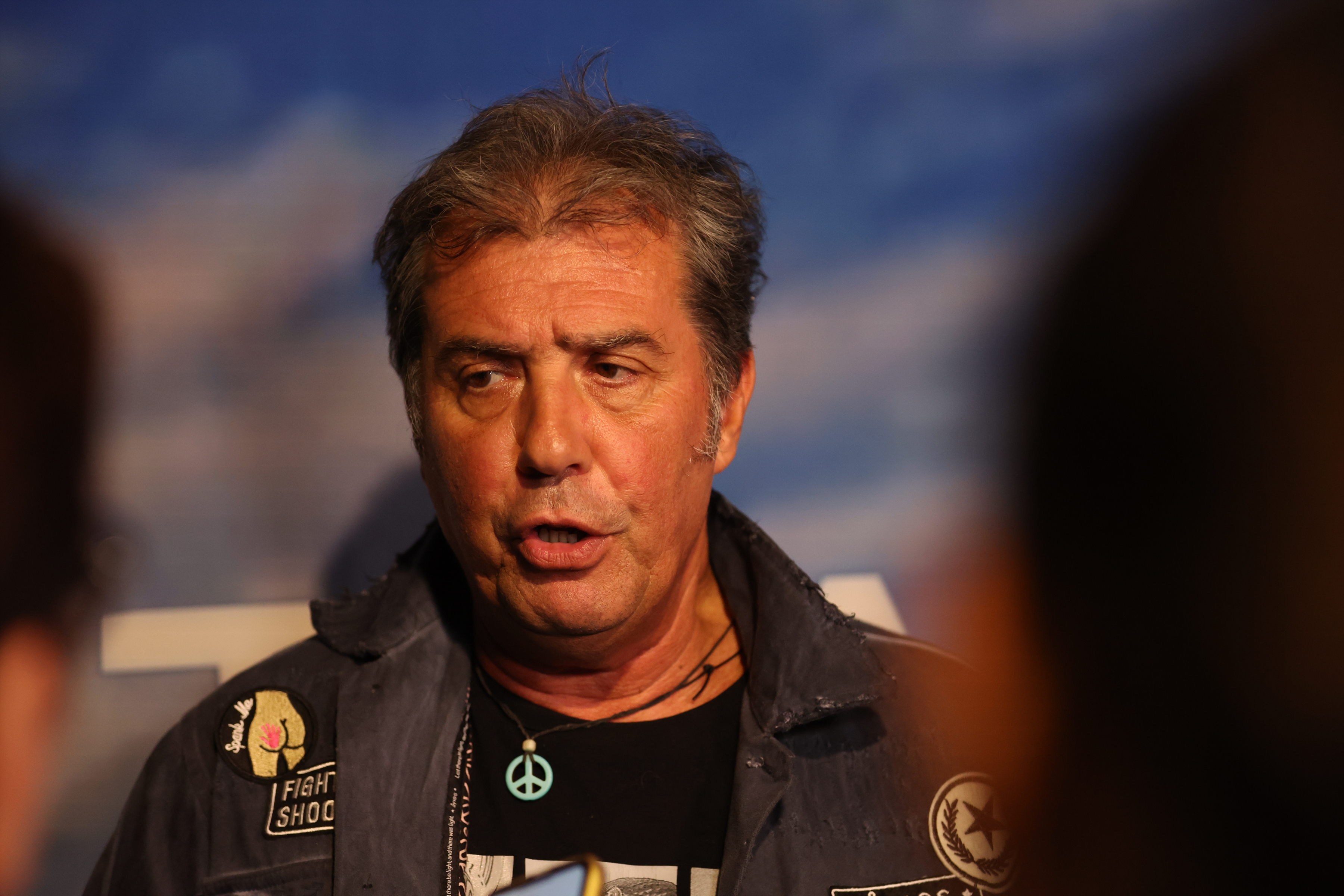 Zoran Kiki Lesendric and the group Piloti promoted the album "Small tracks in the sky".Zoran Kiki Lesendric i grupa Piloti promovisali album "Mali tragovi na nebu".