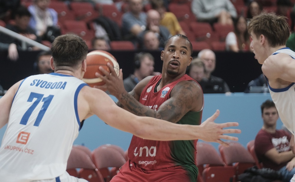 epa12326687 Martin Svoboda (L) of Czechia and Travante Williams of Portugal in action during the FIBA EuroBasket 2025 group phase basketball match between Czech Republic and Portugal, in Riga, Latvia, 27 August 2025.  EPA/TOMS KALNINS
