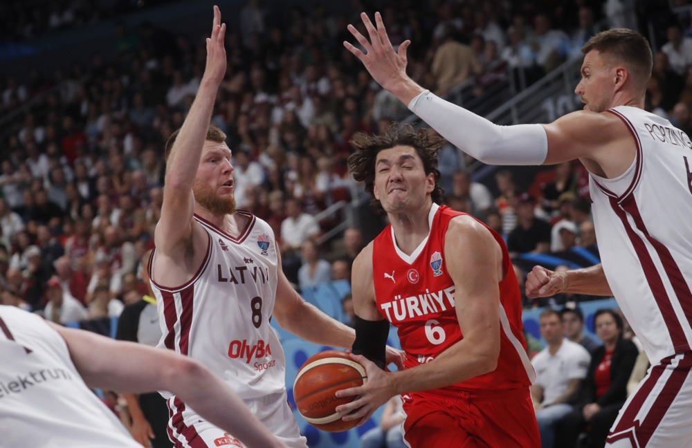 epa12326924 Davis Bertrans (L) and Kristaps Porzingis (R) of Latvia and Cedi Osman of Turkiye in action during the FIBA EuroBasket 2025 group phase basketball match between Latvia and Turkiye, in Riga, Latvia, 27 August 2025.  EPA/TOMS KALNINS