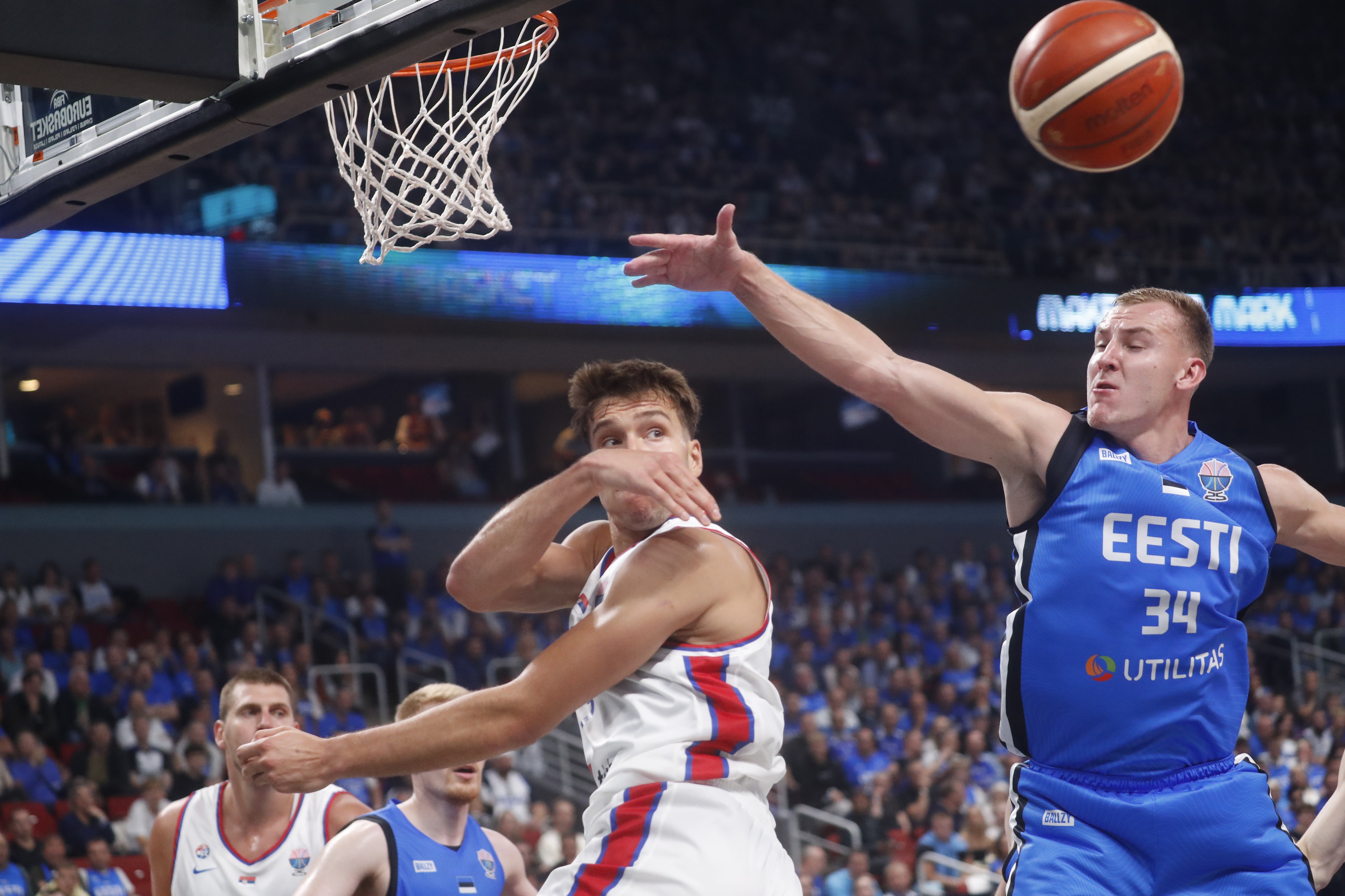 epa12327819 Bogdan Bogdanovic (L) of Serbia and Artur Konontsuk of Estonia in action during the EuroBasket 2025 group phase basketball match between Serbia and Estonia, in Riga, Latvia, 27 August 2025.  EPA/TOMS KALNINS