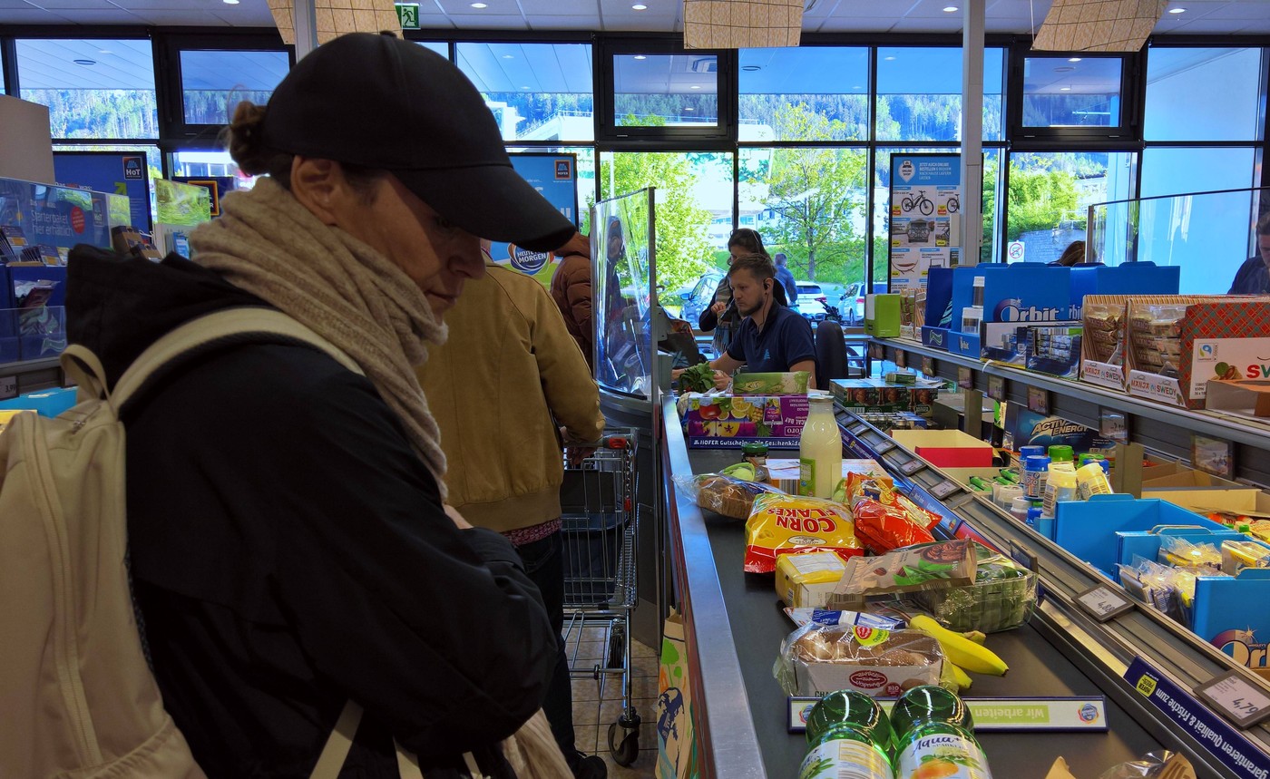 Die Hofer KG ist eine österreichische Lebensmittelhandelskette. Sie ist Teil der Unternehmensgruppe Aldi Süd, die auf vi