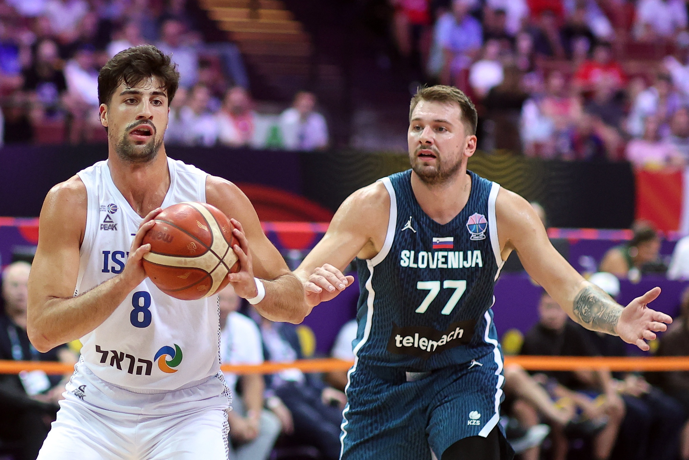 epa12352184 Deni Avdija (L) of Israel and Luka Doncic (R) of Slovenia in action during the FIBA EuroBasket 2025 group D basketball match between Israel and Slovenia, in Katowice, Poland, 04 September 2025.  EPA/Lukasz Gagulski POLAND OUT