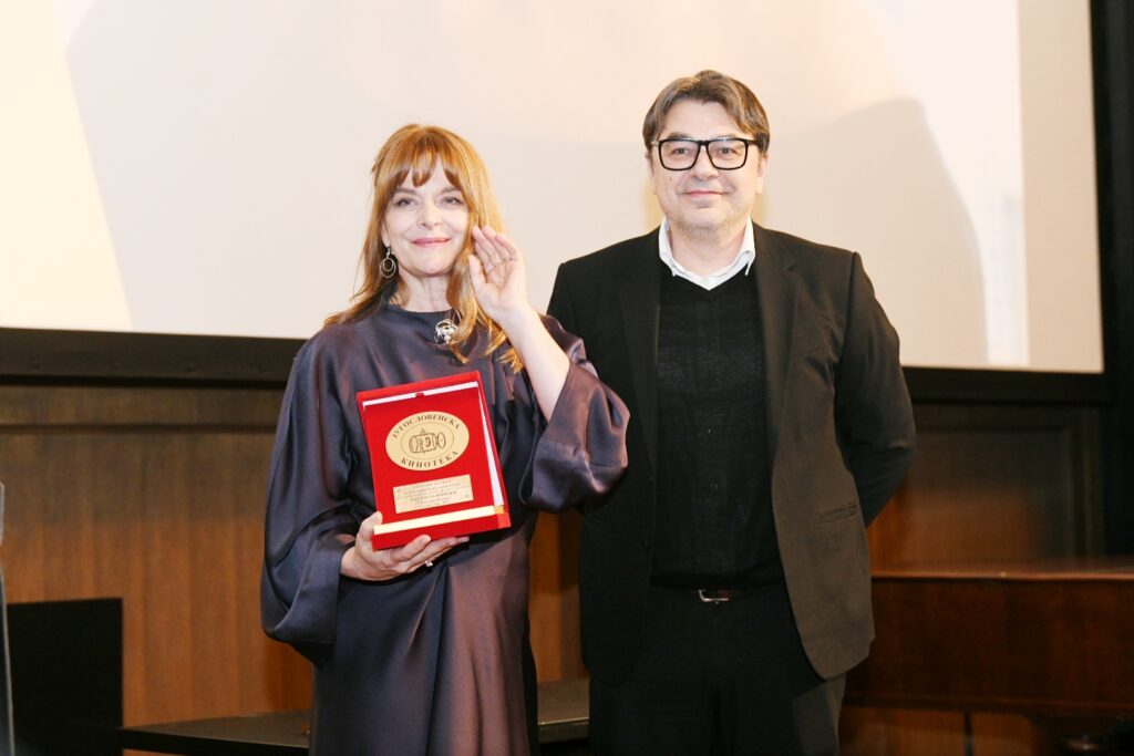 Beograd 04.03.2023. Kinoteka, FEST, Nastasja Kinski prima nagradu, nagrada Zlatni pečat Foto: Vesna Lalić/Nova.rs