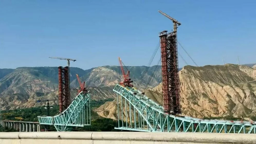 63139925-most-iznad-zute-rijeke