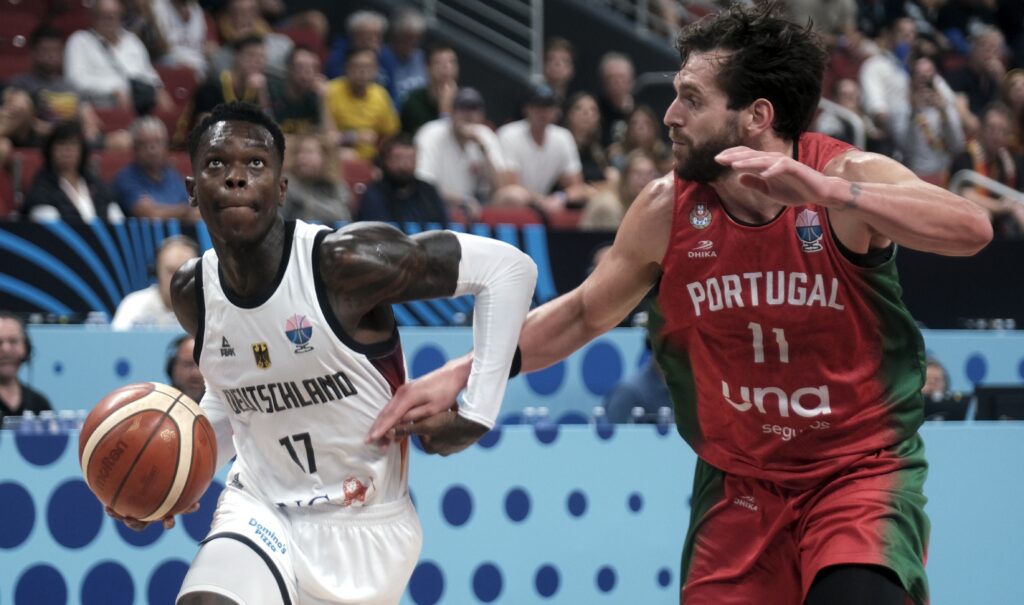 epa12356957 Dennis Schroeder (L) of Germany and Miguel Queiroz of Portugal in action during the EuroBasket 2025 round of 16 basketball match between Germany and Portugal, in Riga, Latvia, 06 September 2025.  EPA/VALDA KALNINA