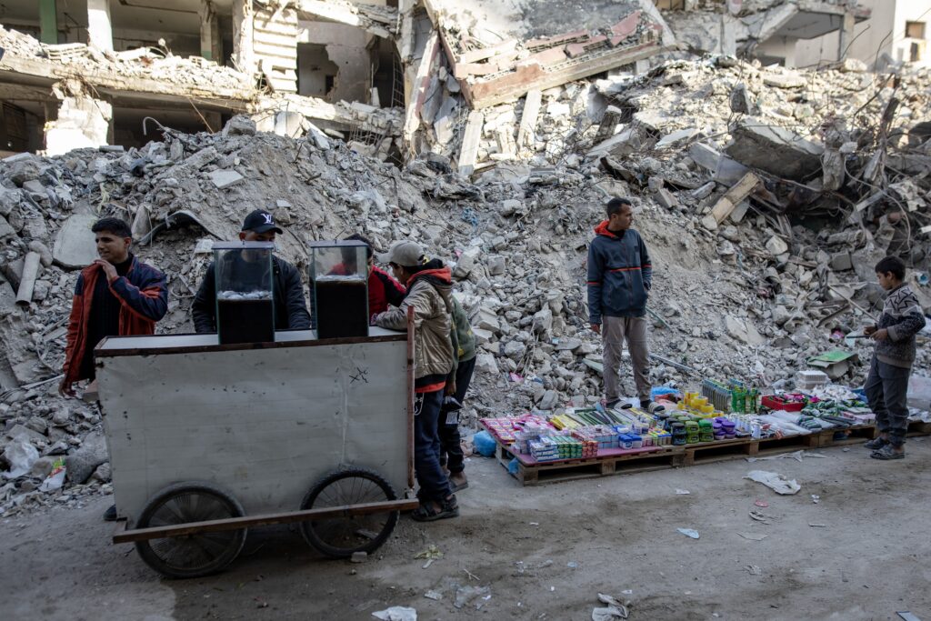 epa11942372 Palestinians shop at a market during the holy month of Ramadan in the city of Khan Yunis, southern Gaza Strip, 05 March 2025.  EPA-EFE/HAITHAM IMAD