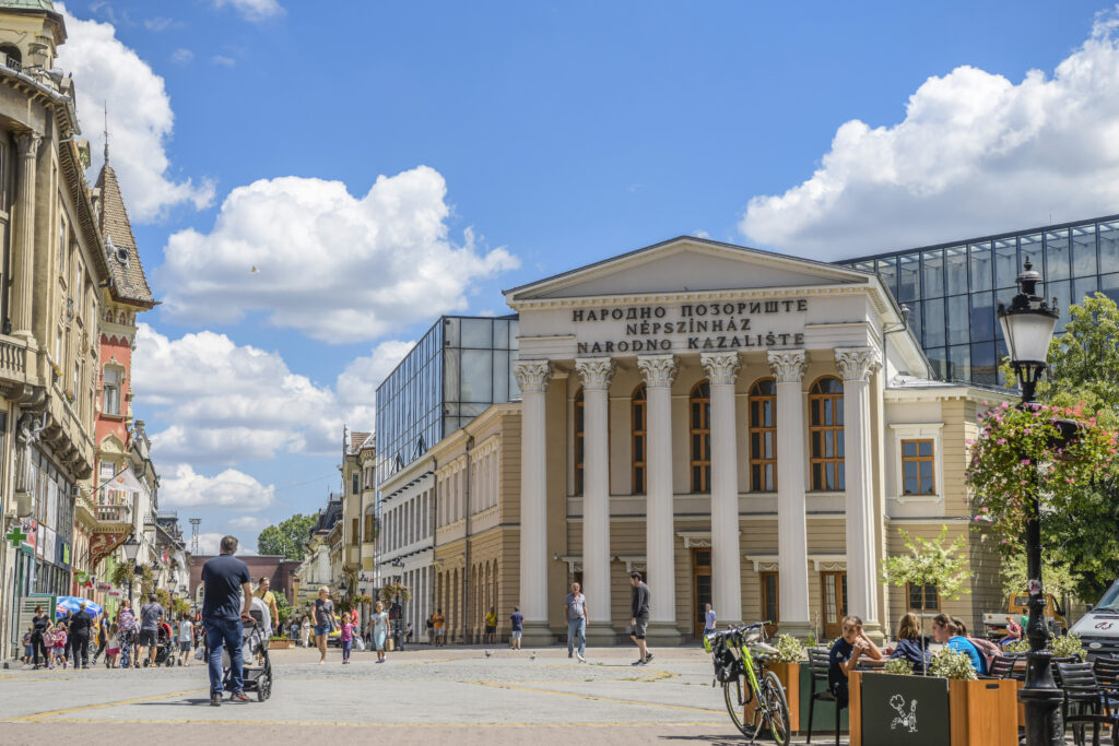 Narodno pozorište u Subotici
Subotica 27.07.2023. Subotica protiv nasilja,  reportaža, gradovi u Srbiji koji učestvuju u protestu Srbija protiv nasilja. Zašto šetamo, zašto ljudi protestuju, zašto šetaju Foto: Goran Srdanov/Nova.rs