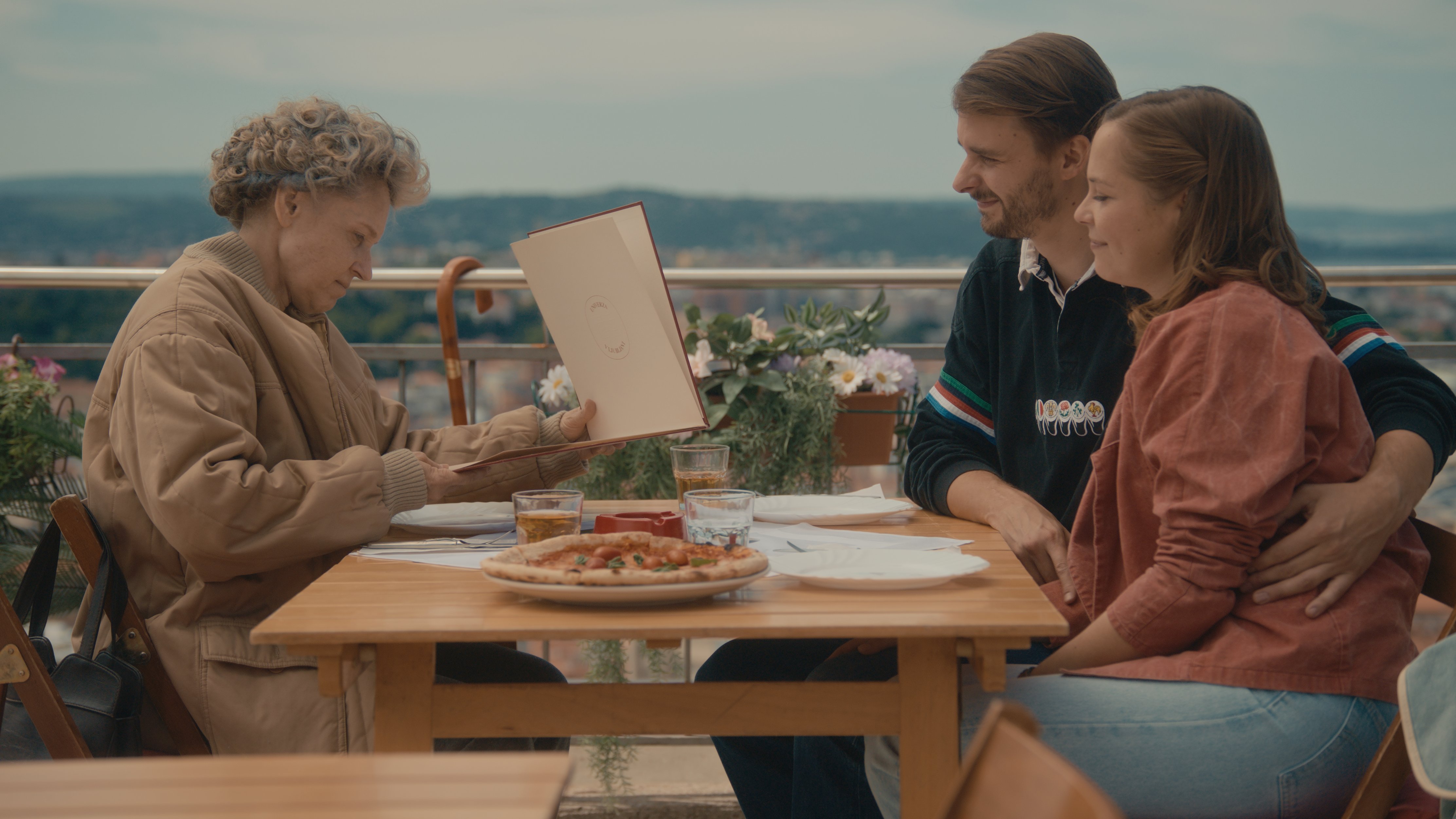 Regionalni hit film - Nova verzija spota za legendarnu pesmu jugoslovenske grupe Pepel in kri najavljuje regionalni filmski hit „Belo se pere na devedeset“ sa Anicom Dobrom