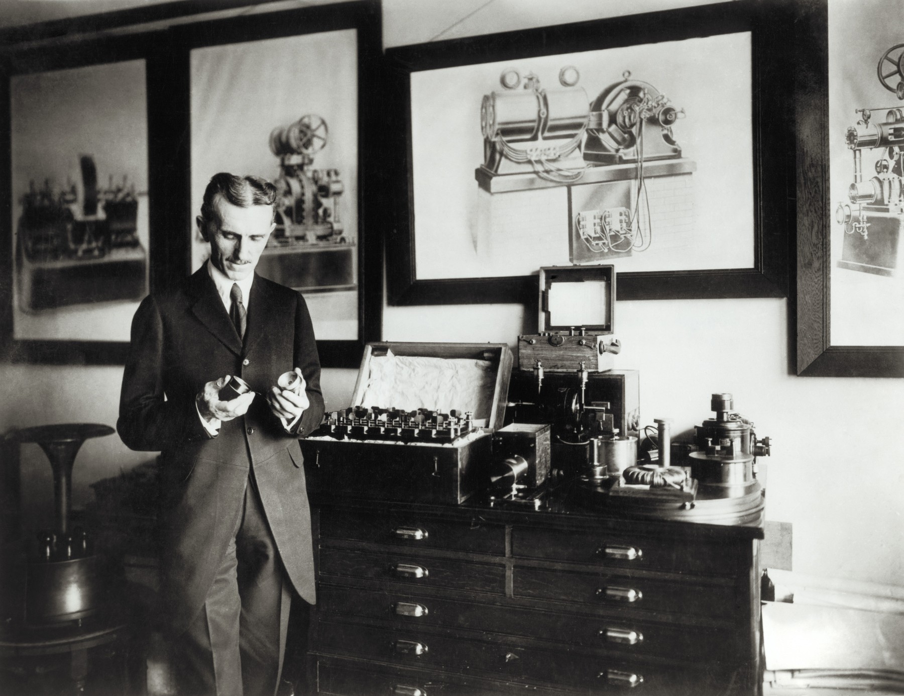 Nikola Tesla, Serb-US physicist
