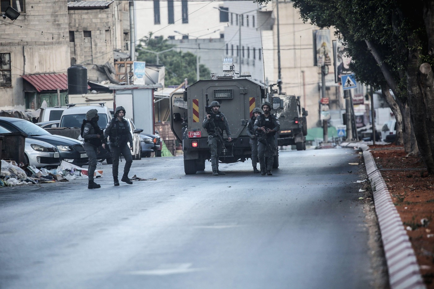 Nablus, Palestine. 29th May, 2025. Israeli soldiers take positions and stand guard during a house demolition in the West Bank city of Nablus. Israeli forces blew up the home of Palestinian Jaafar Muna, who carried out a bombing near a synagogue in Tel Avi