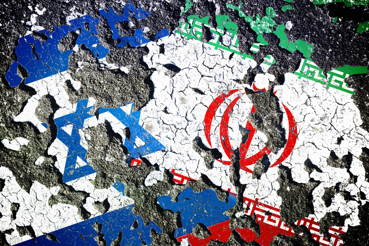 FOTOMONTAGE, Fahnen von Israel und Iran auf gebrochenem Grund, Konflikt zwischen dem Iran und Israel *** PHOTOMONTAGE, F