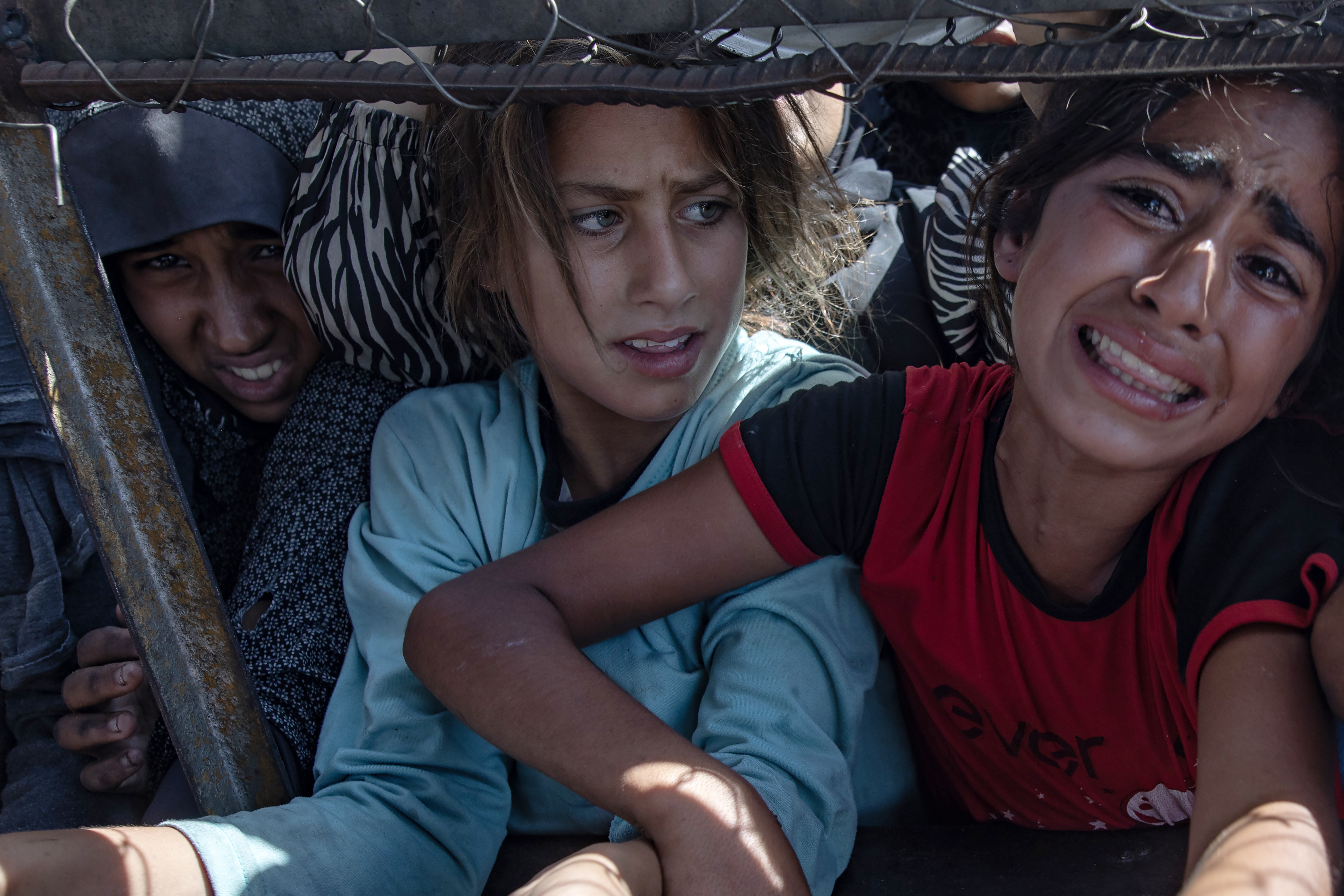 Palestinians gather to receive aid amid shortage of food