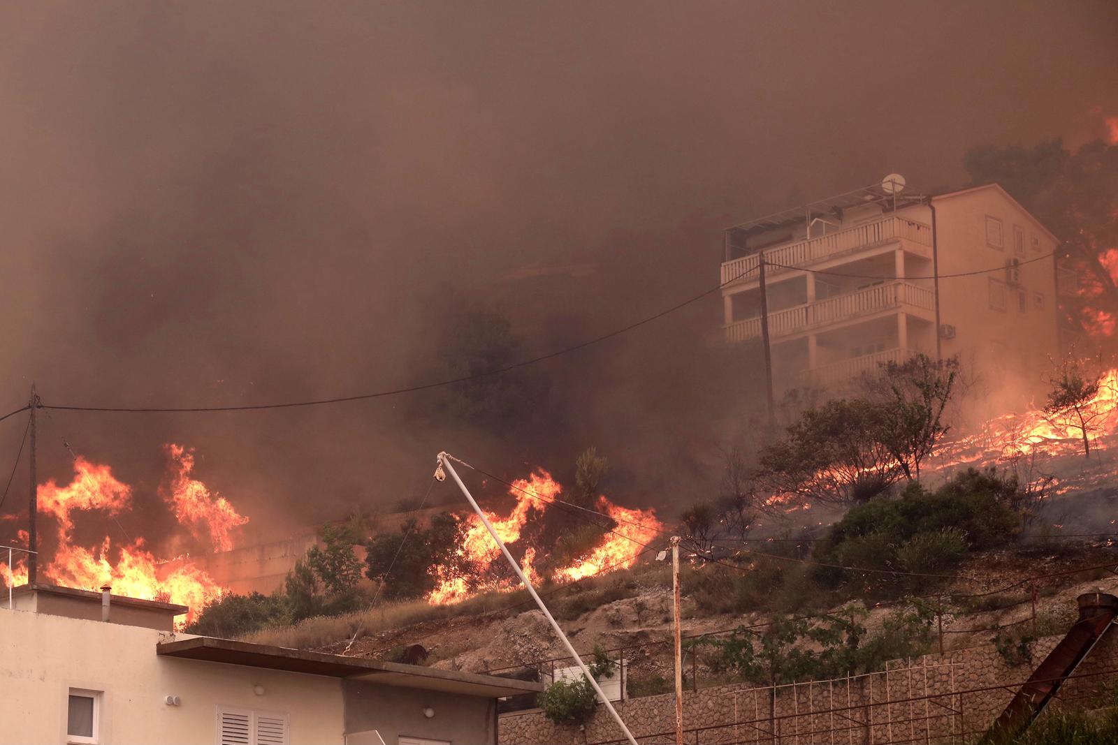 Buknuo veliki požar u Pisku, vatra došla do kuća