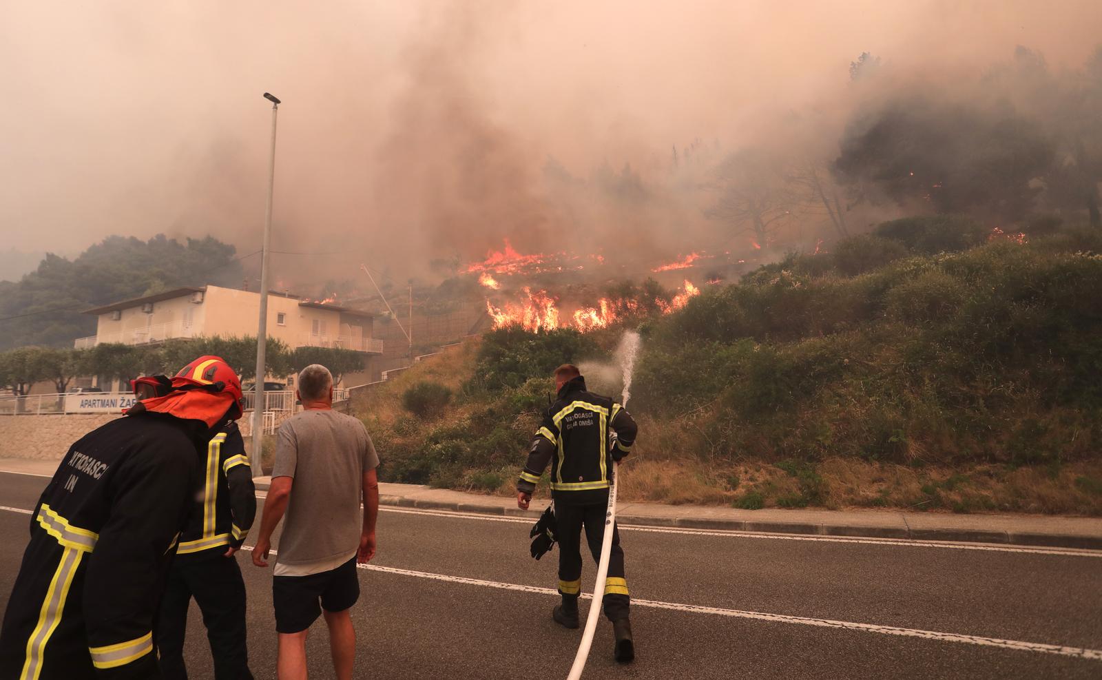 Buknuo veliki požar u Pisku, vatra došla do kuća
