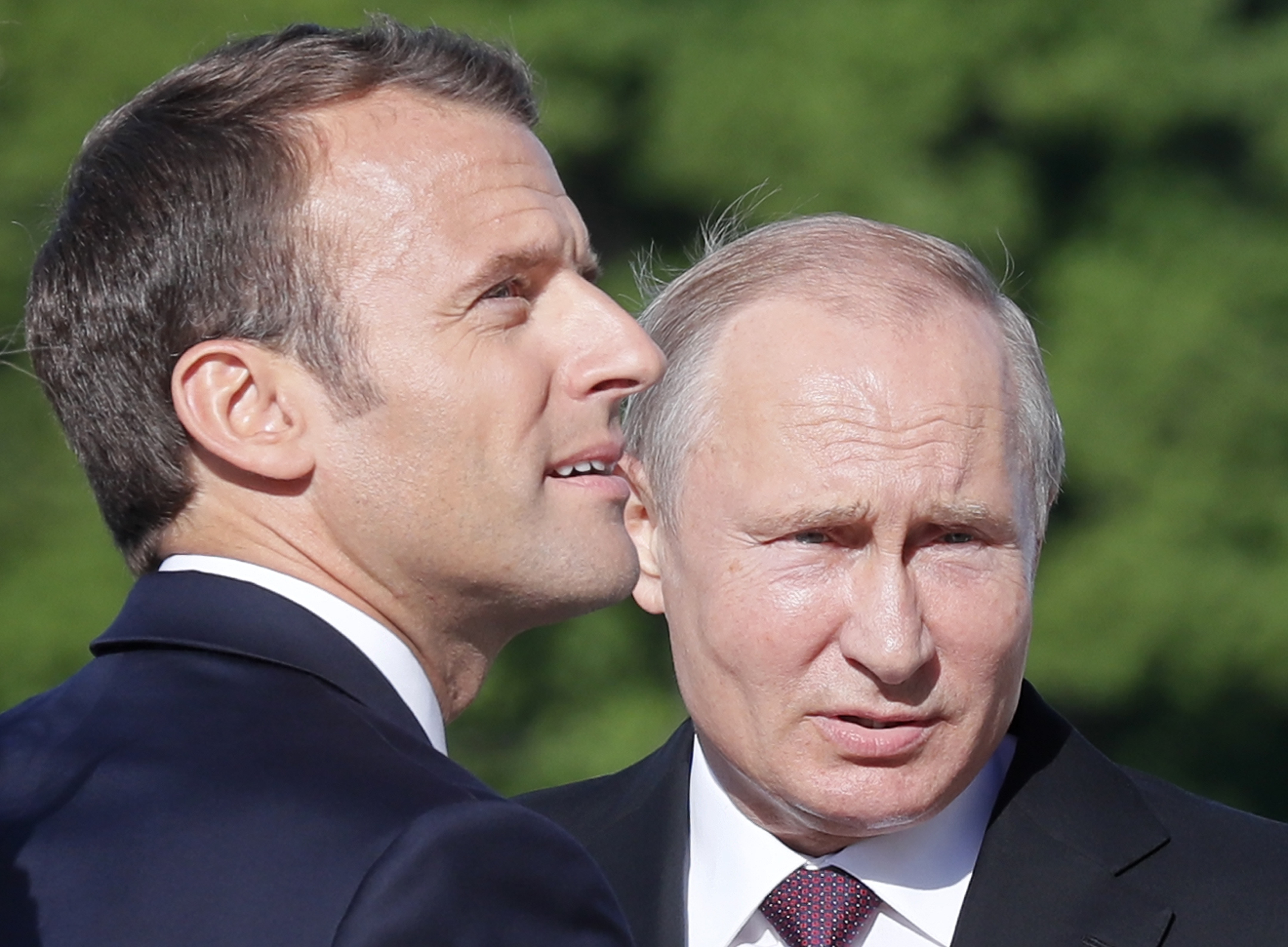 epa06760333 Russian President Vladimir Putin (R)  speaks with French President Emmanuel Macron (L) prior their talks in Konstantin Palace, Strelna, outside St.Petersburg, Russia, 24 May 2018.  EPA-EFE/YURI KOCHETKOV