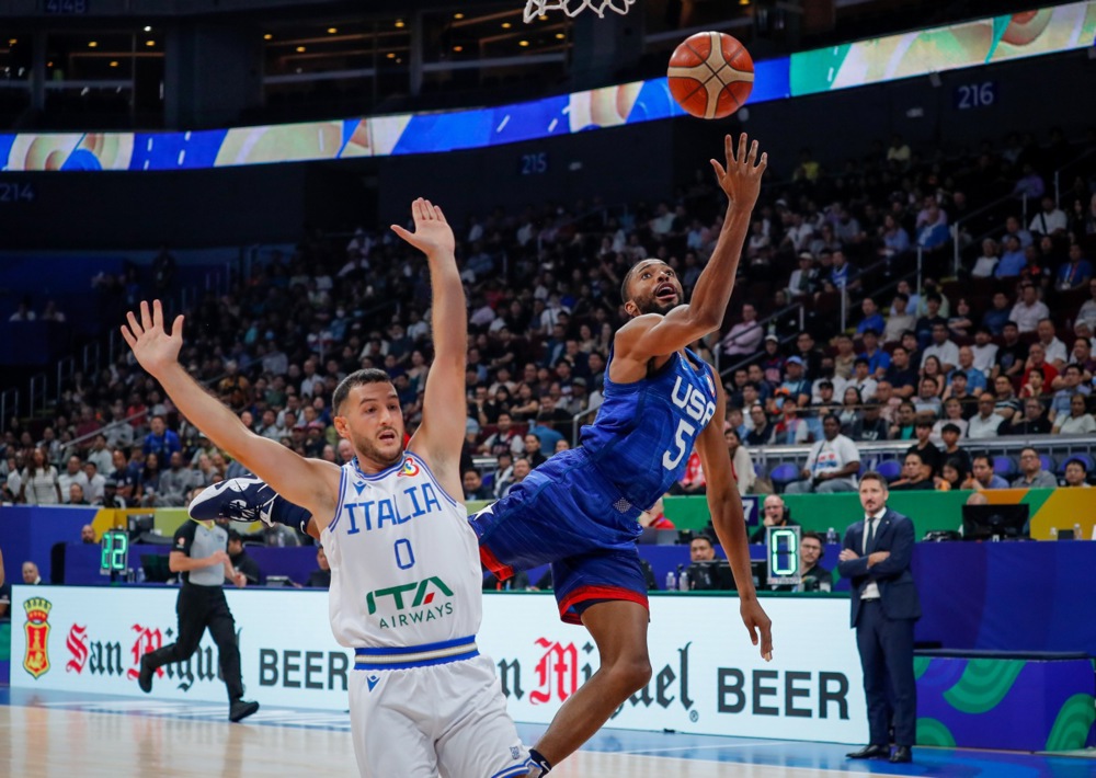 epa10842076 Mikal Bridges (R) of the USA in action against Marco Spissu (L) of Italy during the FIBA Basketball World Cup 2023 quarter final match between Italy and USA in Manila, Philippines, 05 September 2023.  EPA/MARK R. CRISTINO