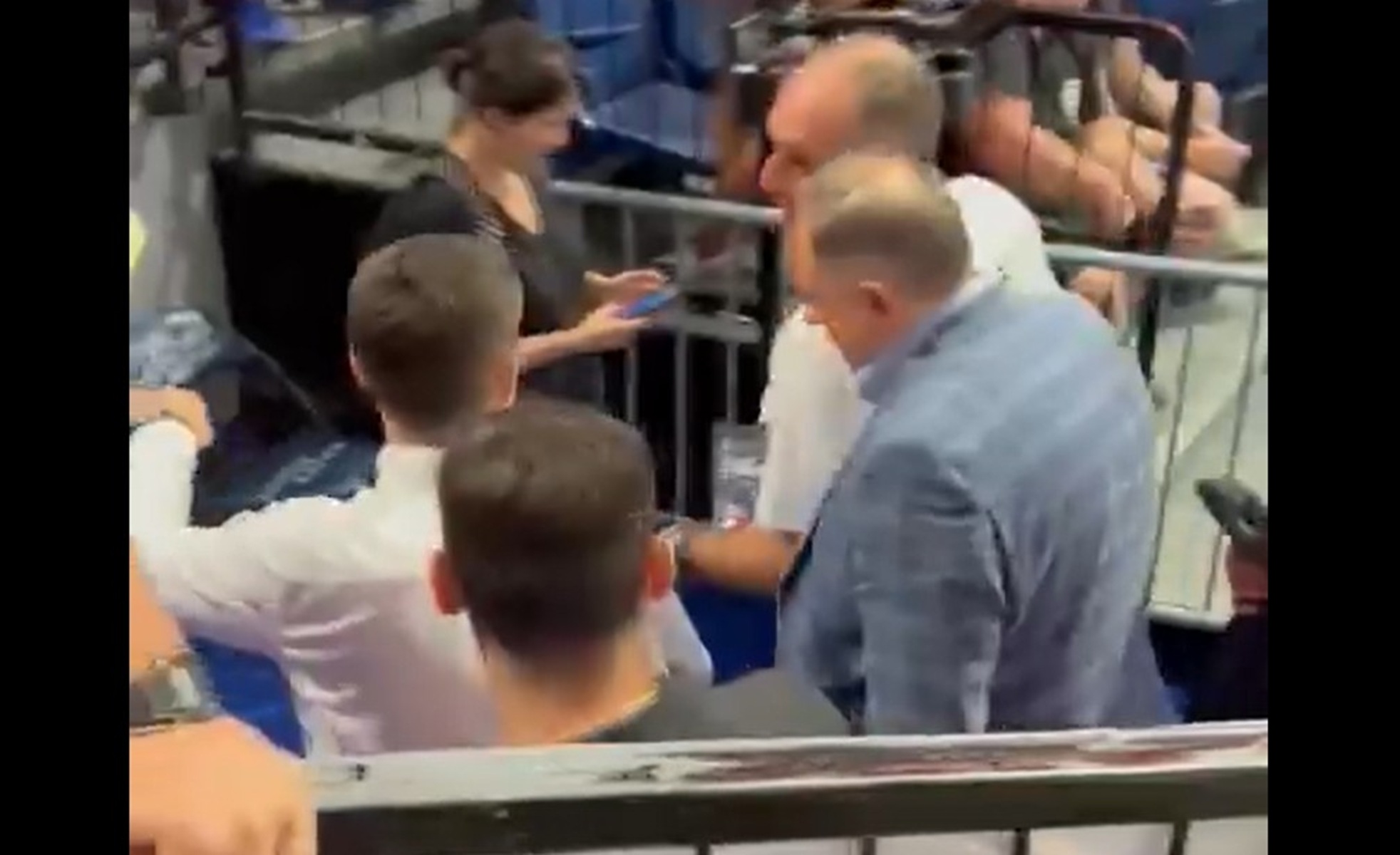 Dodik bezi iz Arene